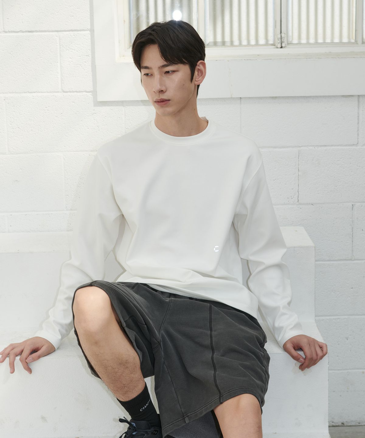 챕터엑스(CHAPTER.X) 세미 오버핏 소프트 롱 슬리브 (White)