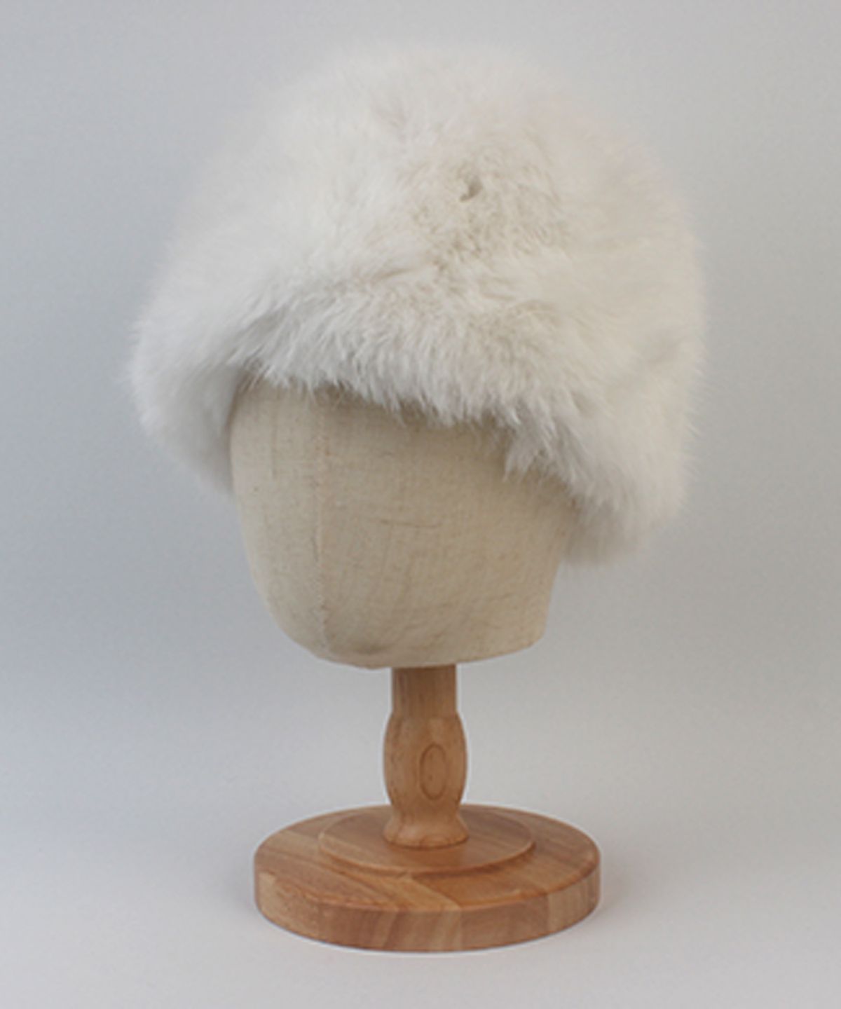 유니버셜 케미스트리(UNIVERSAL CHEMISTRY) Eskimo Fur White Bucket Hat 퍼버킷햇