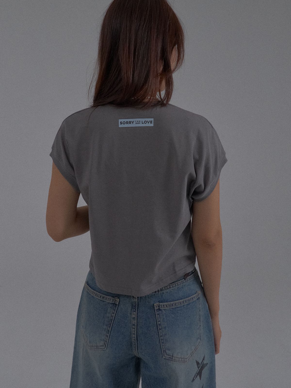 쏘리, 투 머치 러브(SORRY, TOO MUCH LOVE) Dropped Shoulder Lettering Crop T-Shirt_Gray