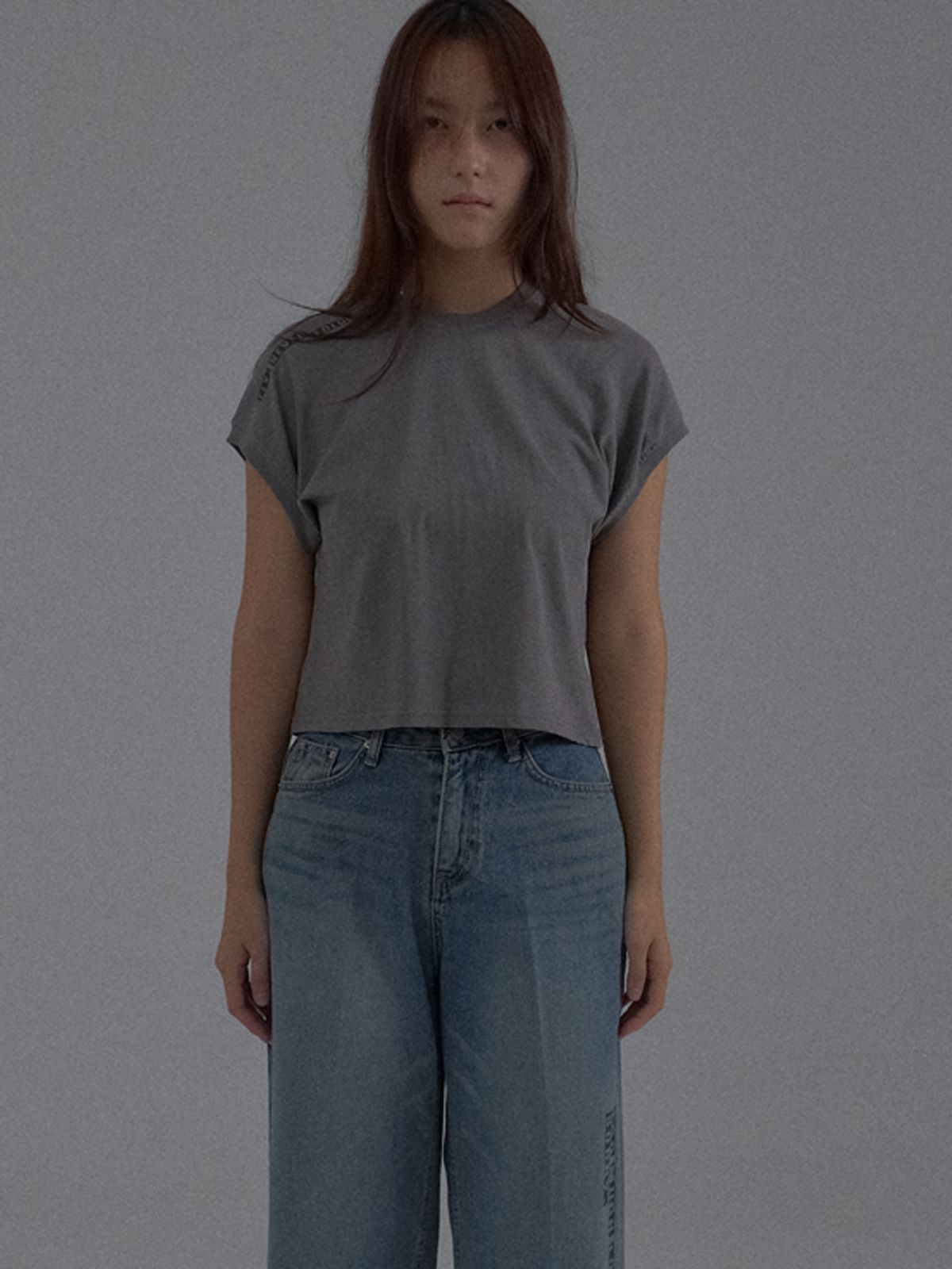 쏘리, 투 머치 러브(SORRY, TOO MUCH LOVE) Dropped Shoulder Lettering Crop T-Shirt_Gray