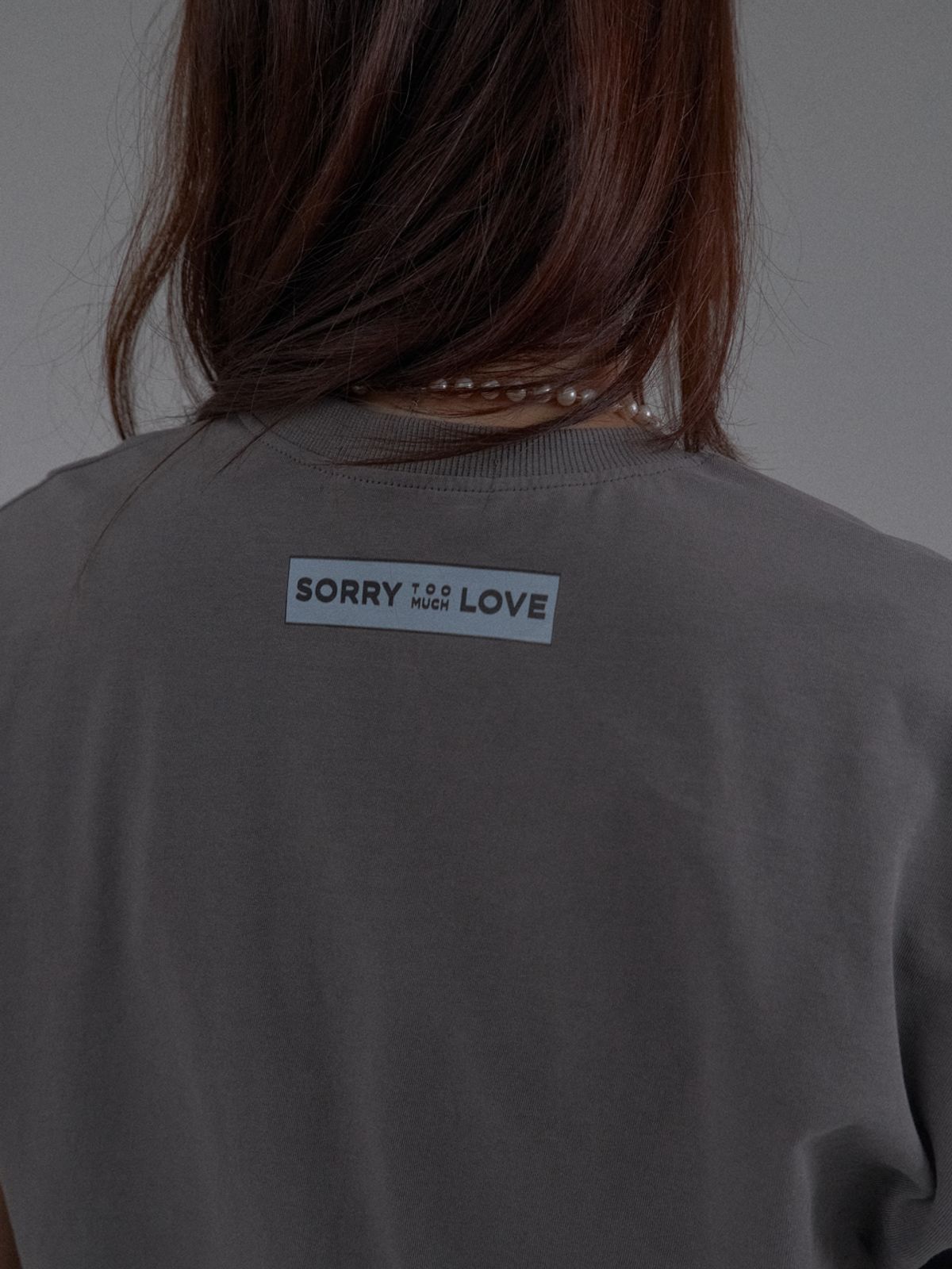 쏘리, 투 머치 러브(SORRY, TOO MUCH LOVE) Dropped Shoulder Lettering Crop T-Shirt_Gray