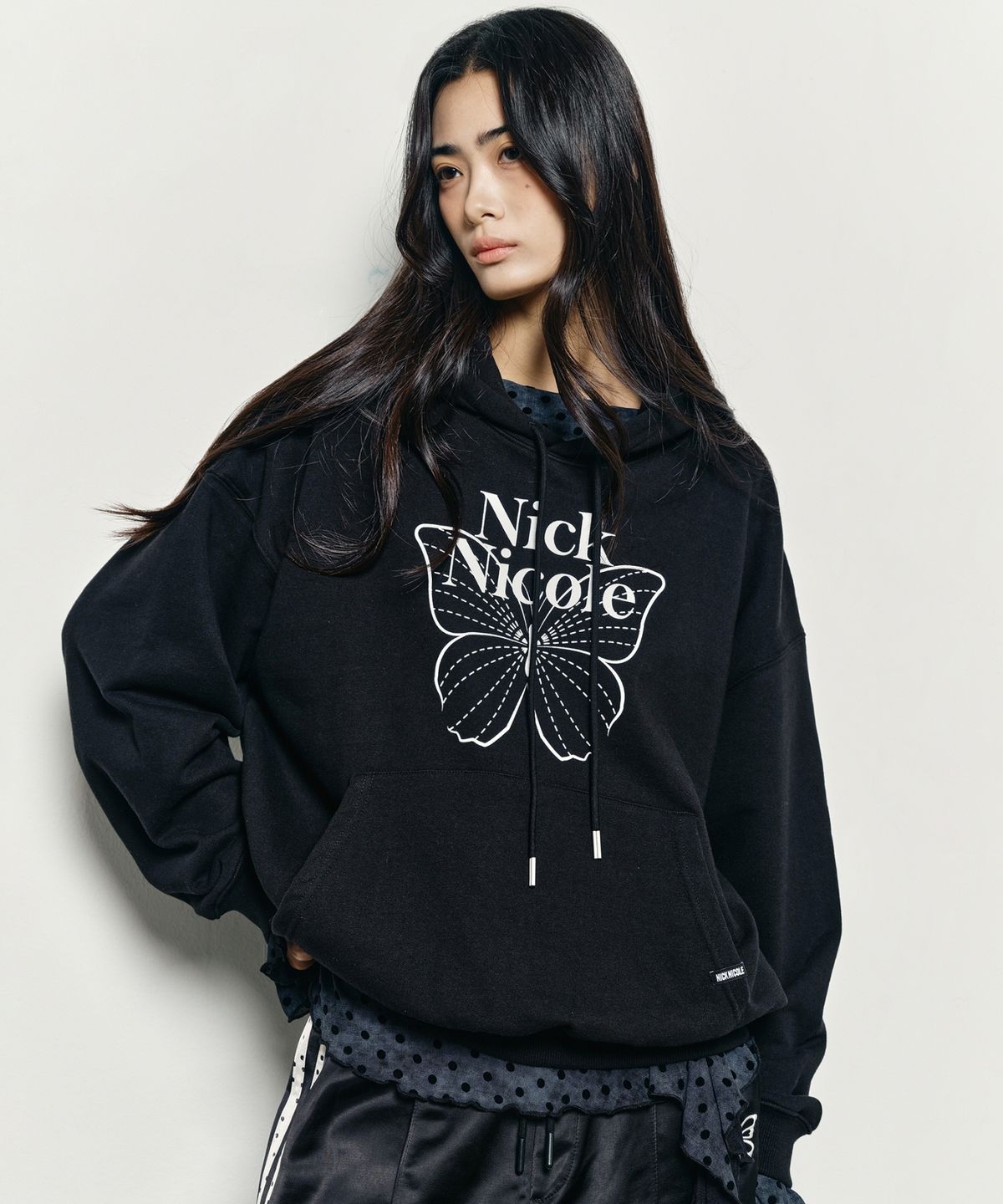 닉앤니콜(NICK&NICOLE) BUTTERFLY SIGNATURE HOODIE_BLACK WHITE