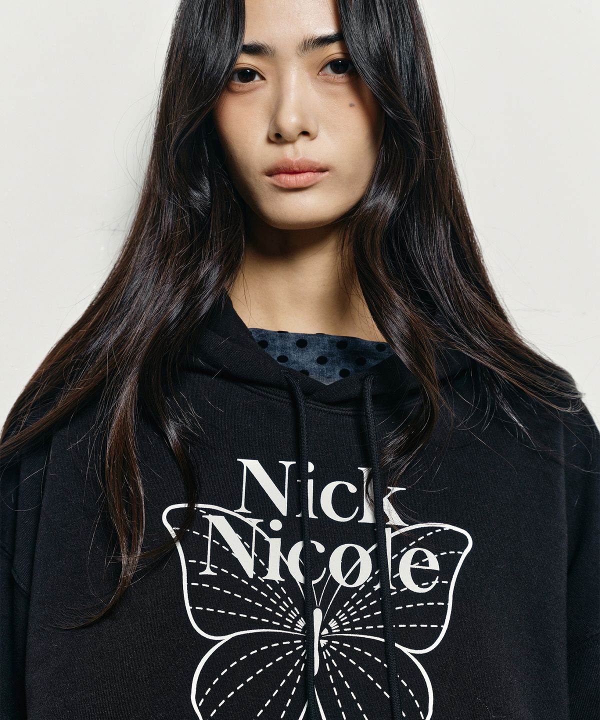 닉앤니콜(NICK&NICOLE) BUTTERFLY SIGNATURE HOODIE_BLACK WHITE