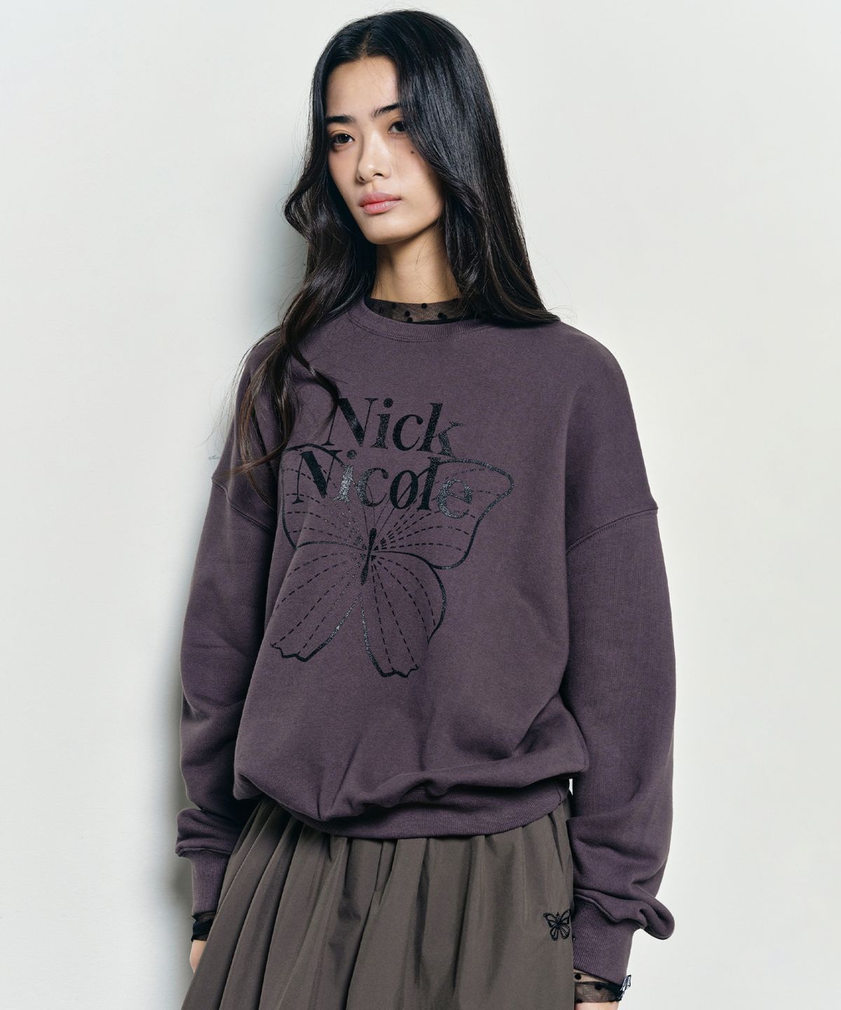 닉앤니콜(NICK&NICOLE) BUTTERFLY SIGNATURE SWEATSHIRT_CHARCOAL BLACK