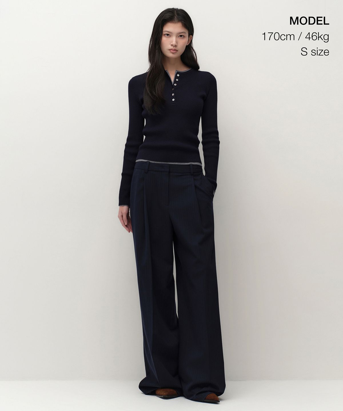 무신사 스탠다드 우먼(MUSINSA STANDARD WOMAN) 우먼즈 리브드 슬림 헨리 넥 니트 [네이비]