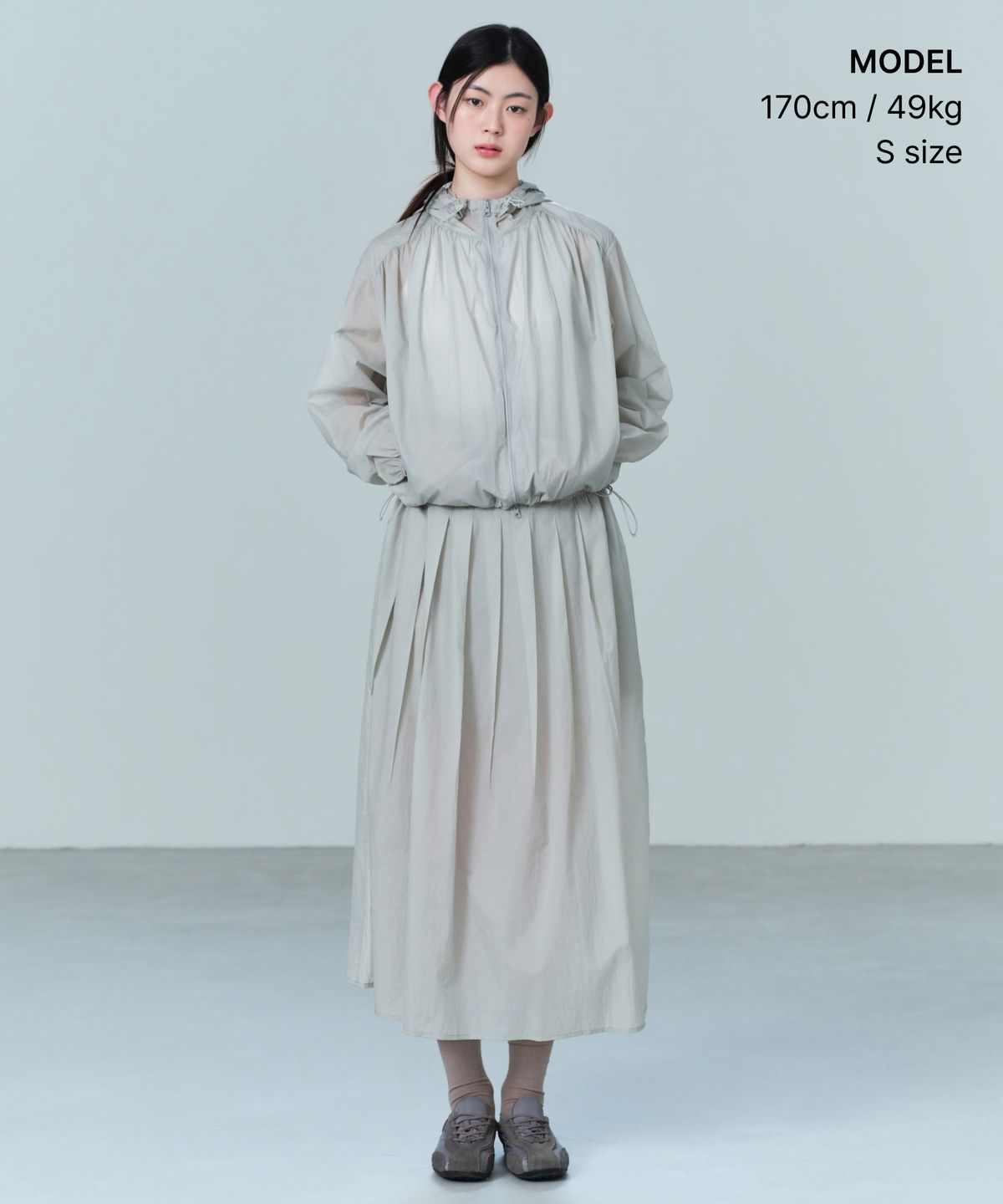 무신사 스탠다드 우먼(MUSINSA STANDARD WOMAN) 우먼즈 시어 나일론 플리츠 롱 스커트 [라이트 그레이]