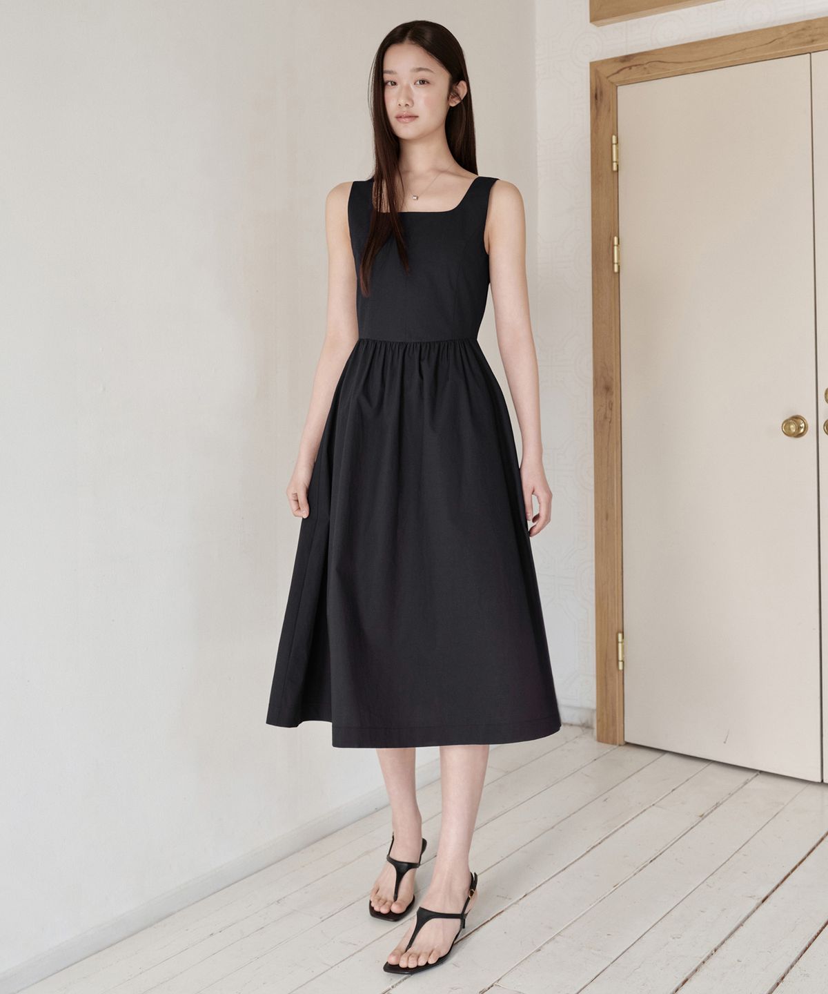 무신사 스탠다드 우먼(MUSINSA STANDARD WOMAN) 우먼즈 포플린 슬리브리스 롱 드레스 [블랙]