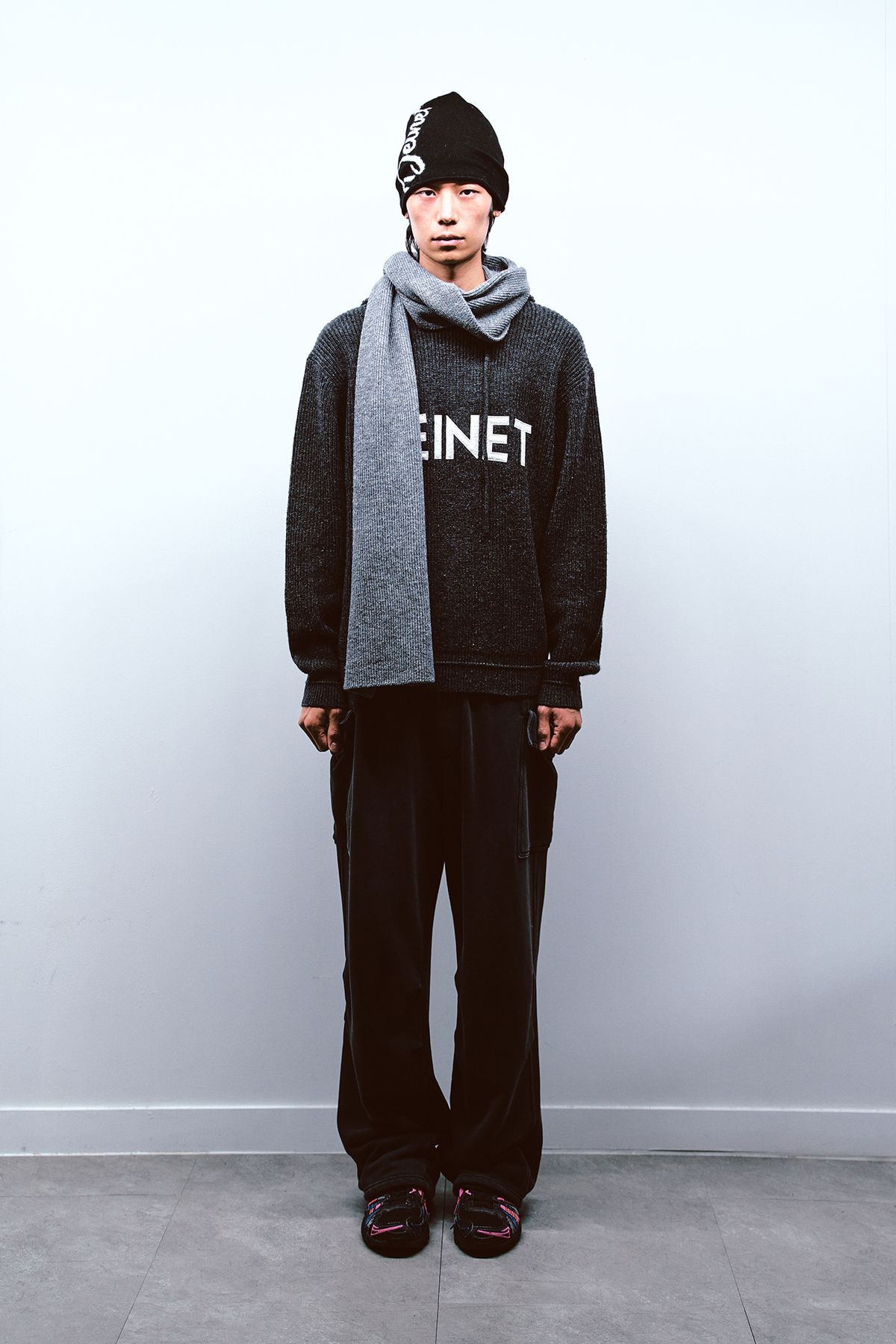 다이닛(DEINET) BASIC LOGO KNIT HOODIE IN CHARCOAL