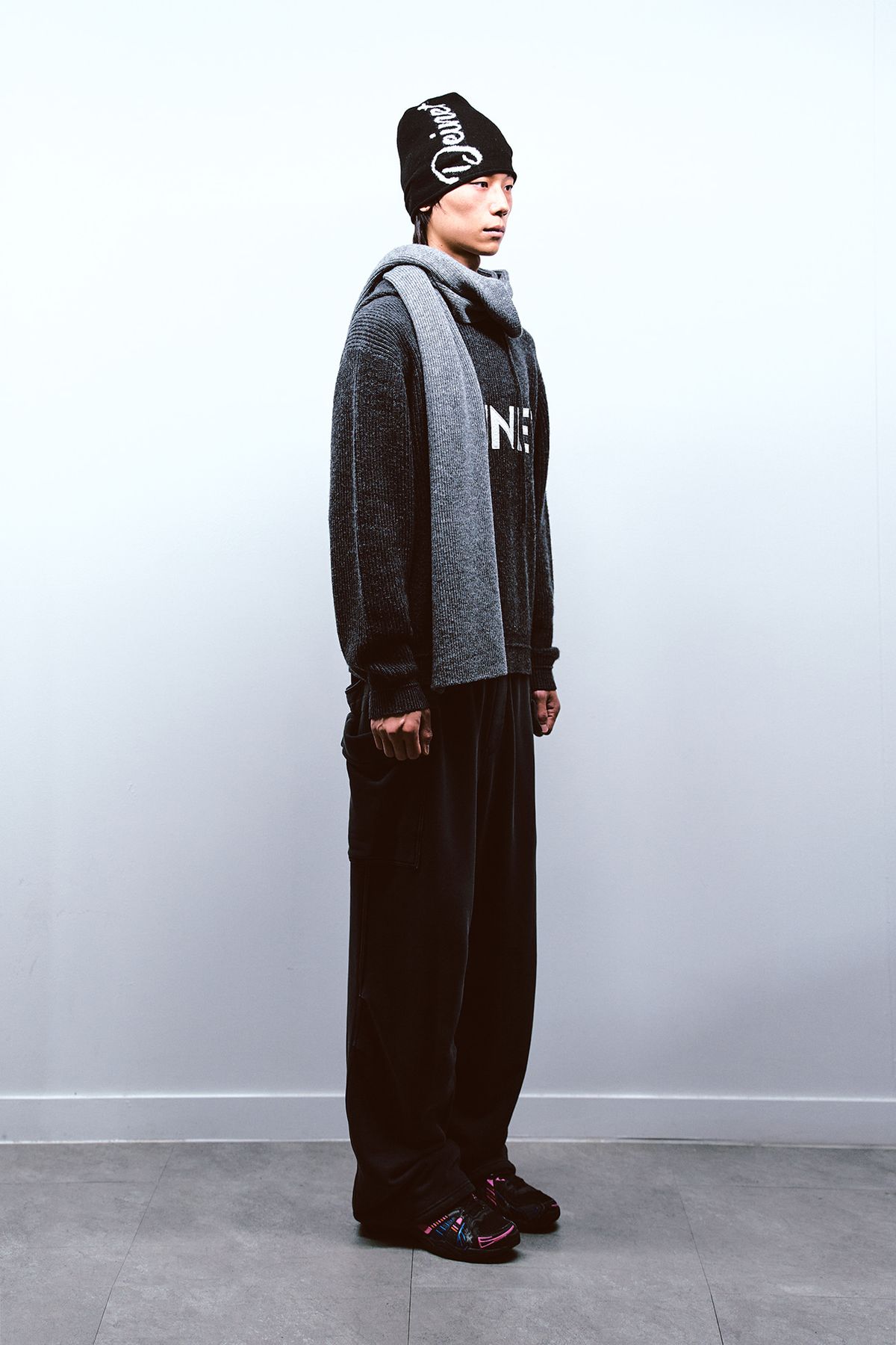 다이닛(DEINET) BASIC LOGO KNIT HOODIE IN CHARCOAL