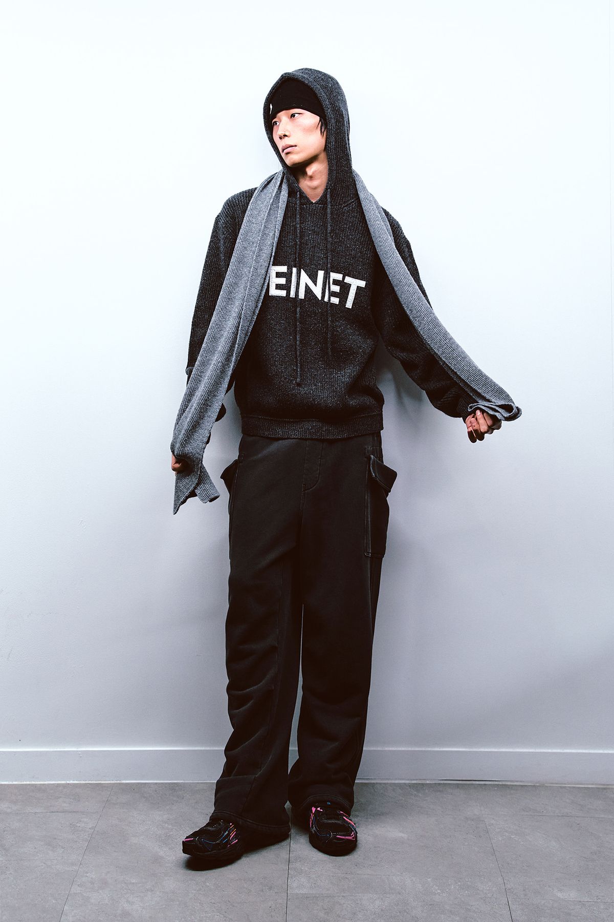 다이닛(DEINET) BASIC LOGO KNIT HOODIE IN CHARCOAL