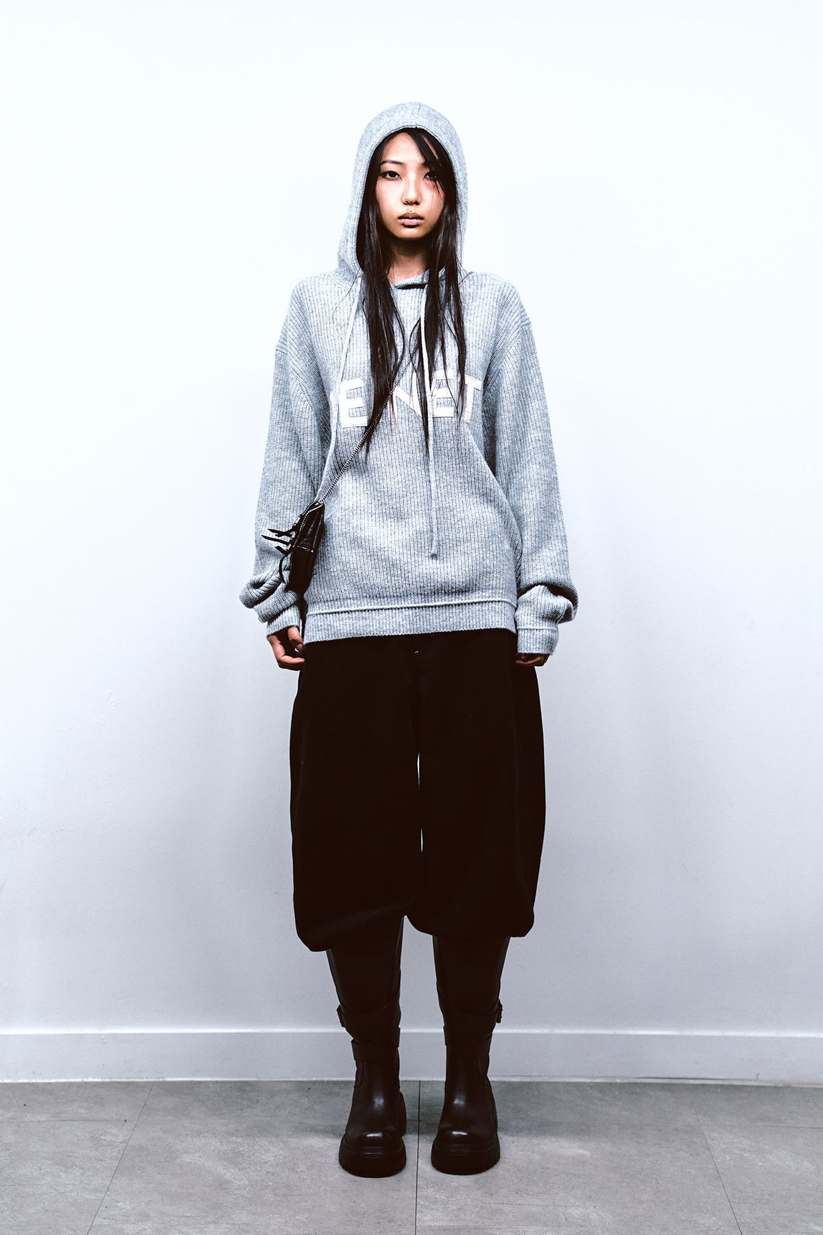 다이닛(DEINET) BASIC LOGO KNIT HOODIE IN MELANGE GREY