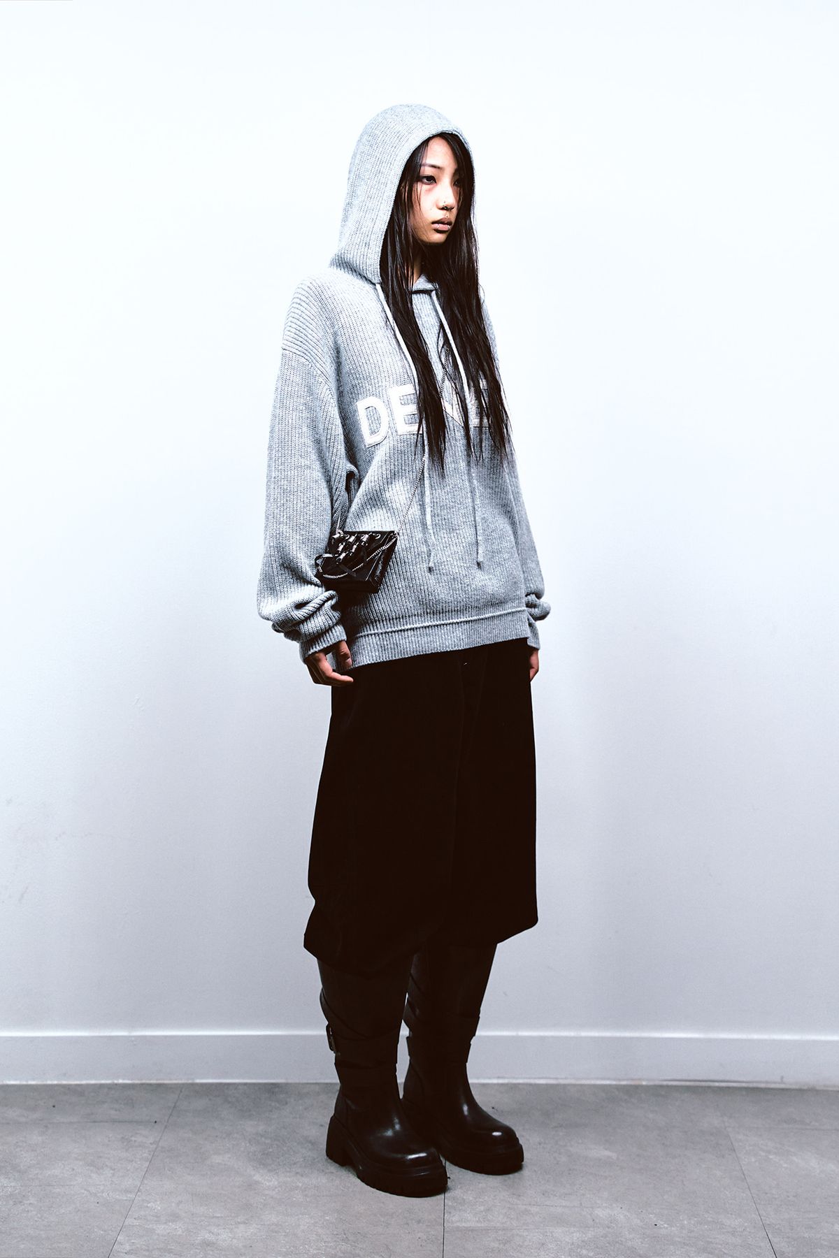 다이닛(DEINET) BASIC LOGO KNIT HOODIE IN MELANGE GREY