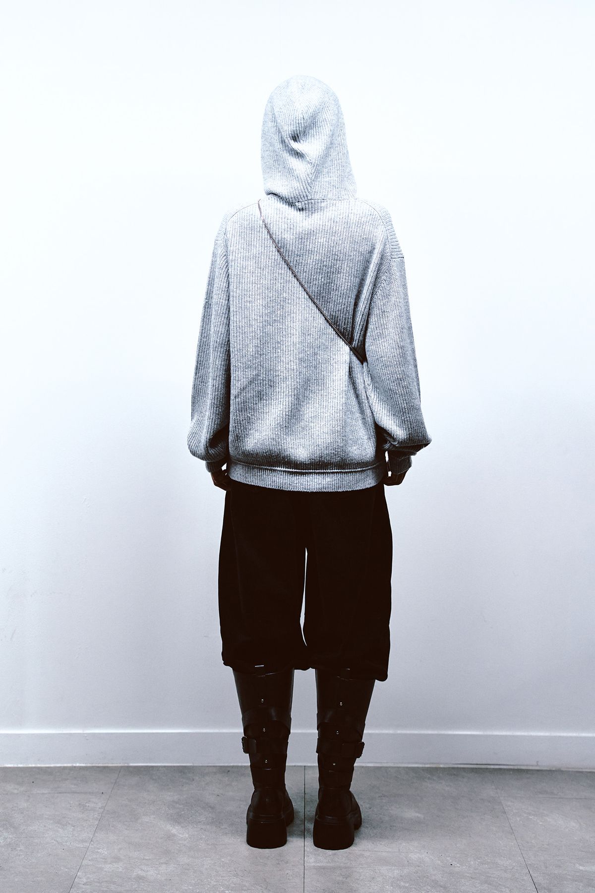 다이닛(DEINET) BASIC LOGO KNIT HOODIE IN MELANGE GREY