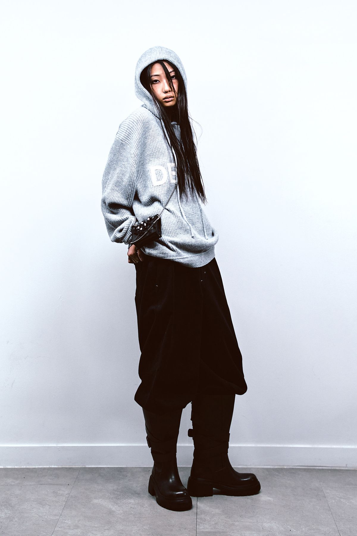 다이닛(DEINET) BASIC LOGO KNIT HOODIE IN MELANGE GREY