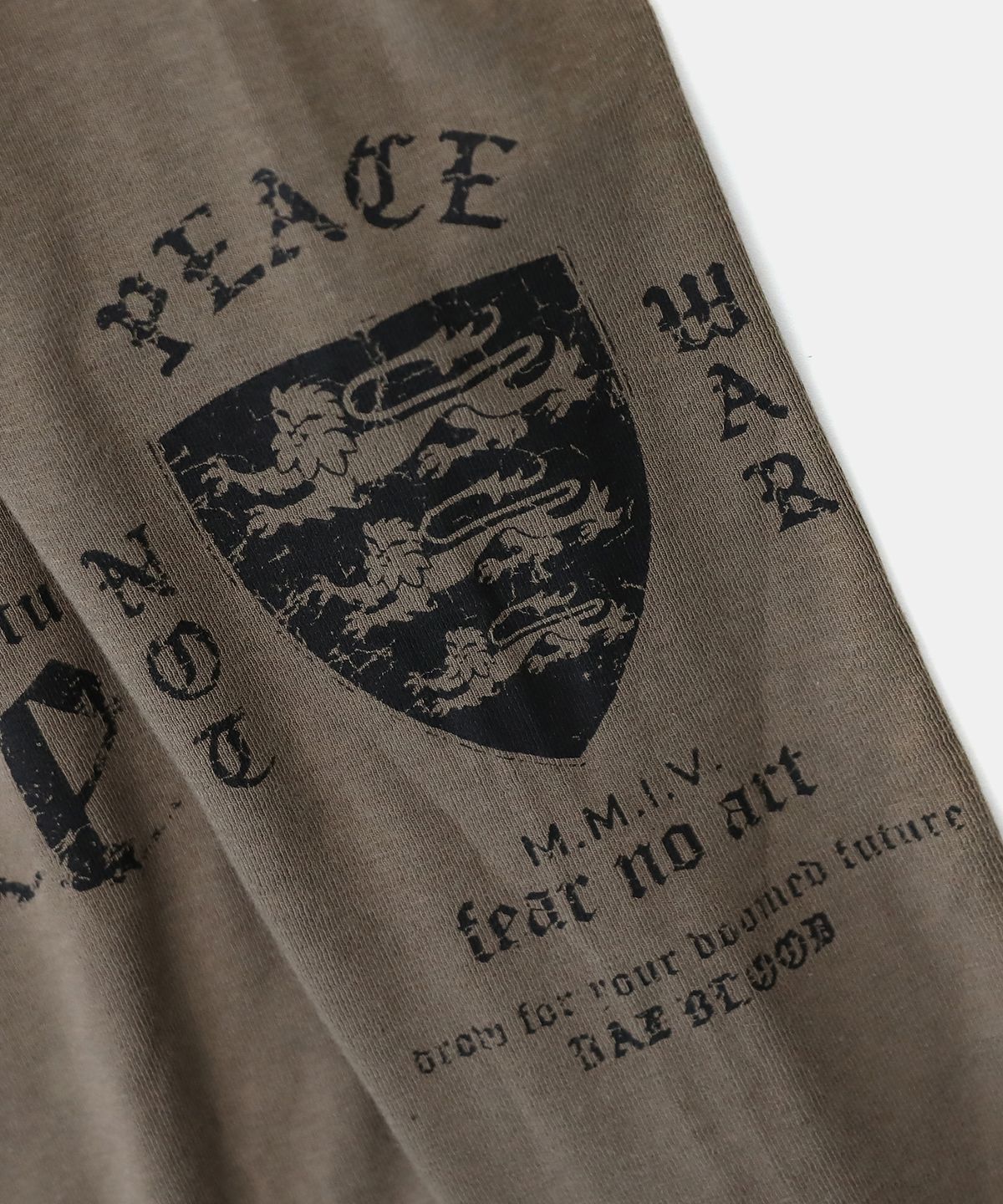 배드블러드(BADBLOOD) PEACE NOT WAR 슬림 컷아웃 후드 - 토바코