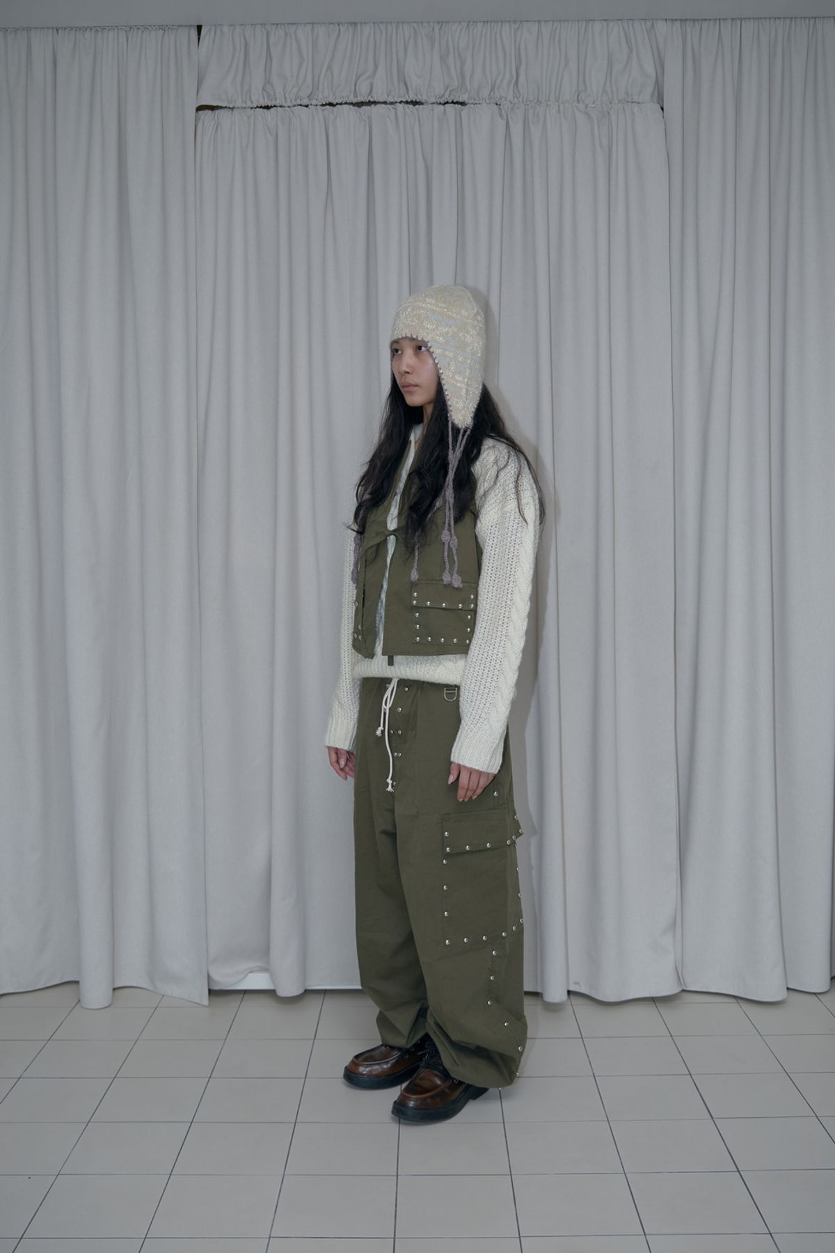 어텐즈(ATTENDS) Studded cargo pants (Khaki)