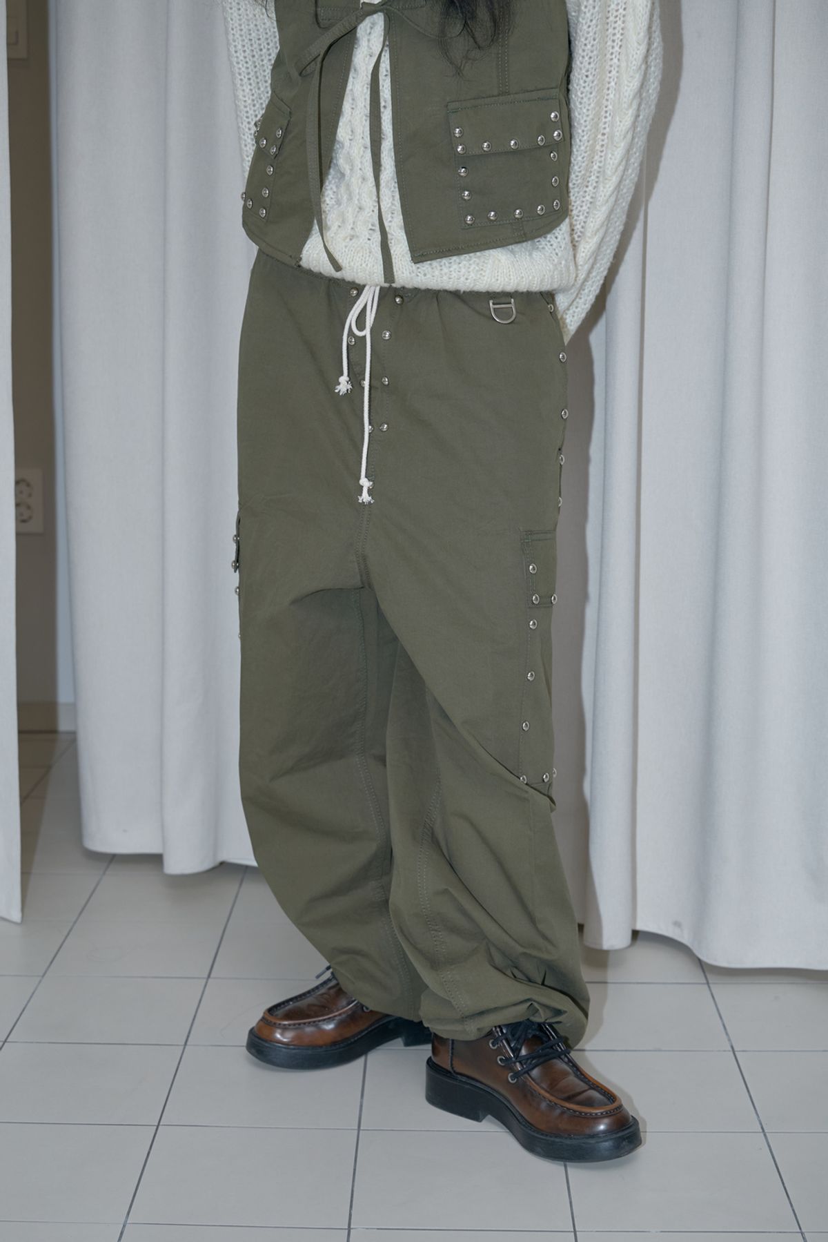 어텐즈(ATTENDS) Studded cargo pants (Khaki)