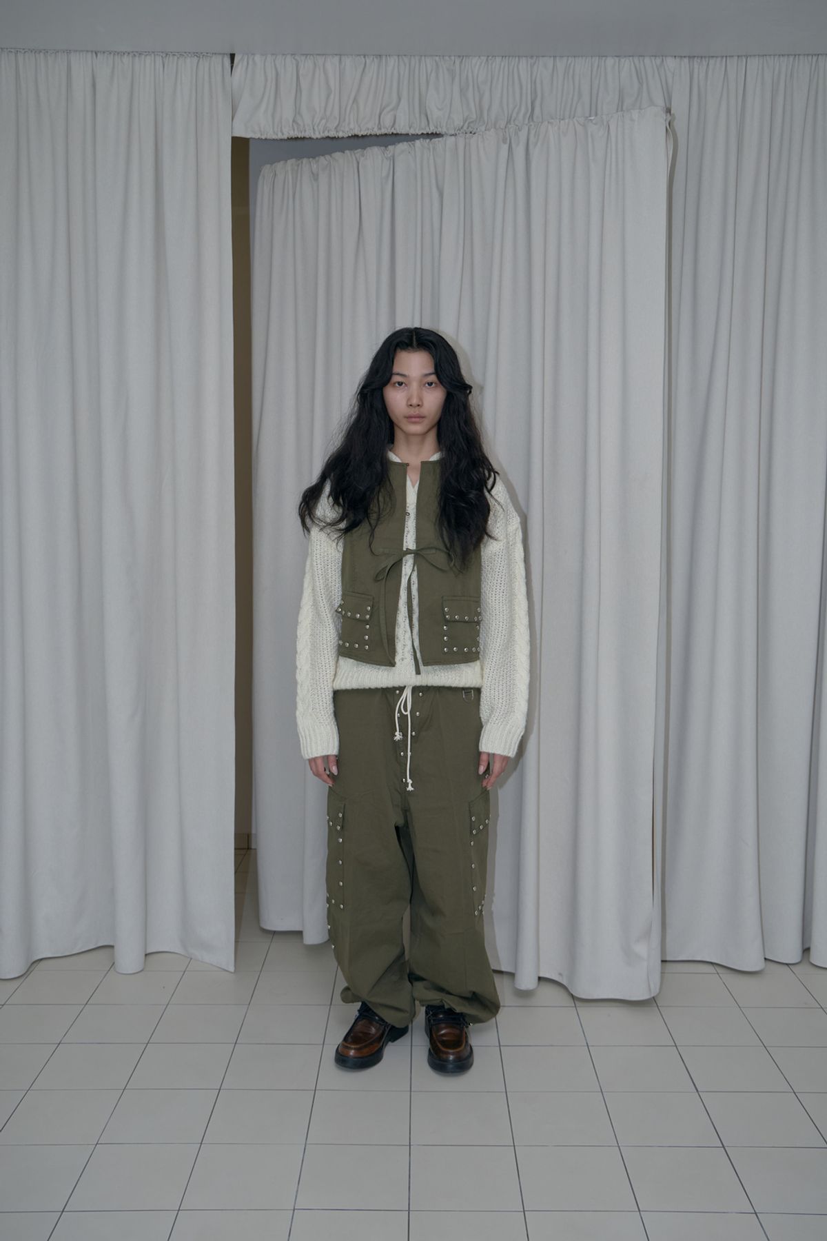 어텐즈(ATTENDS) Studded cargo pants (Khaki)