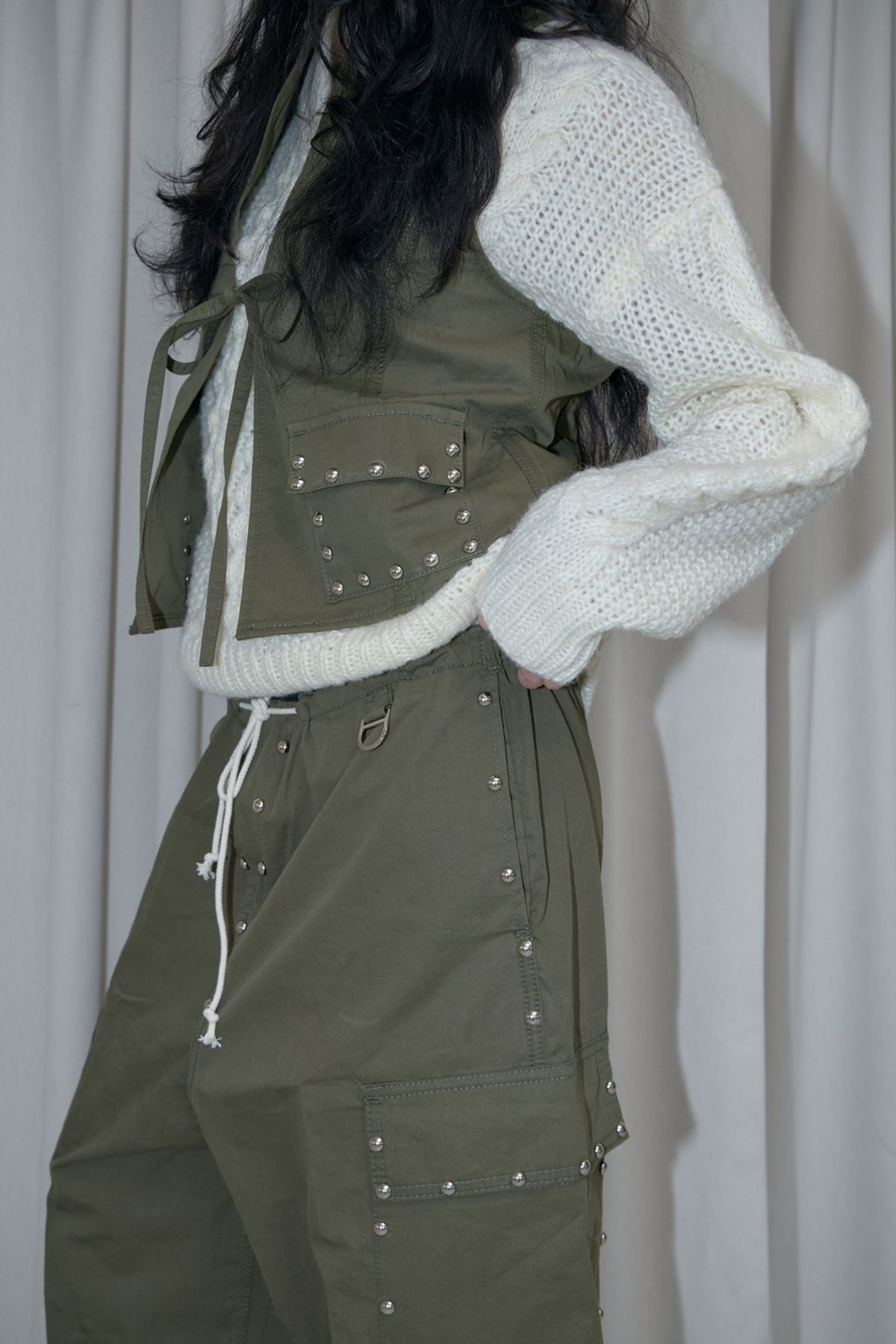 어텐즈(ATTENDS) Studded Vest (Khaki)