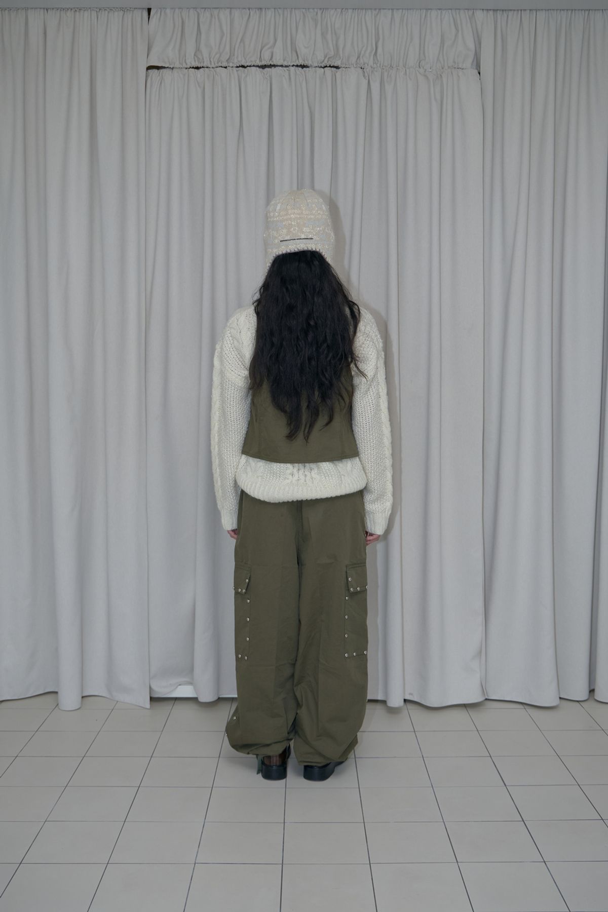 어텐즈(ATTENDS) Studded Vest (Khaki)