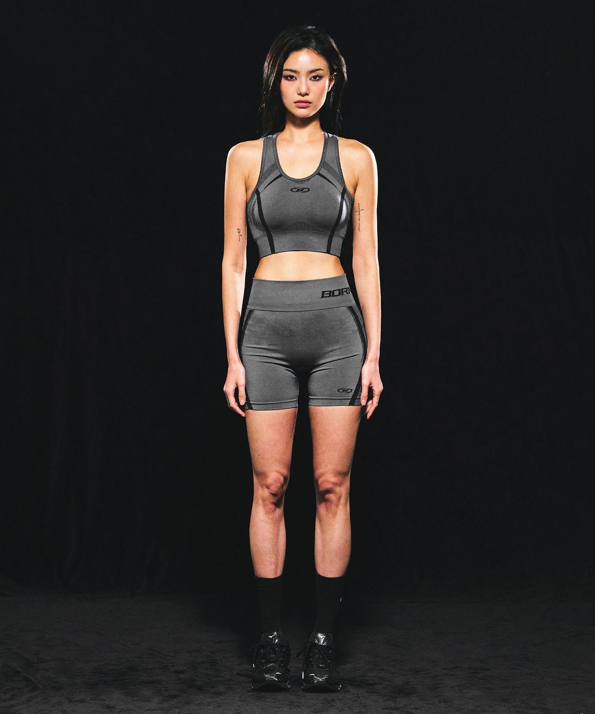 본투윈(BORN TO WIN) W SYMBOL B ECLIPSE SEAMLESS 3.5 BIKER SHORTS [CHARCOAL]