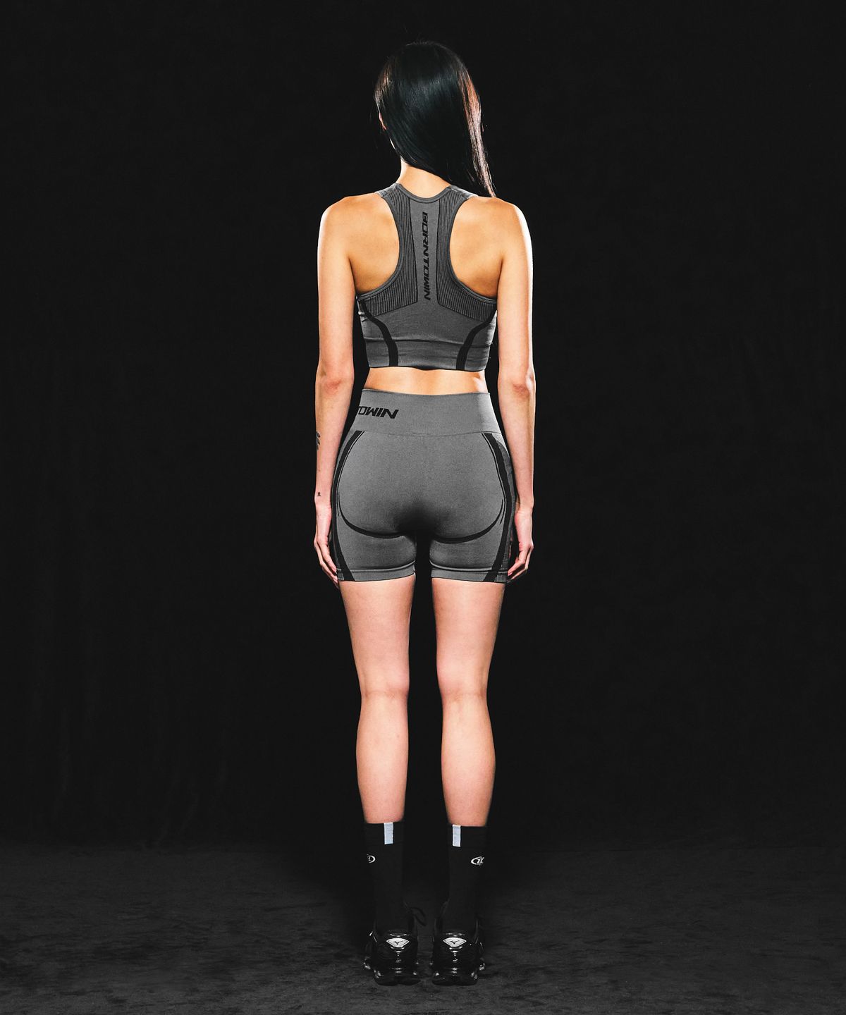 본투윈(BORN TO WIN) W SYMBOL B ECLIPSE SEAMLESS BRA TOP [CHARCOAL]