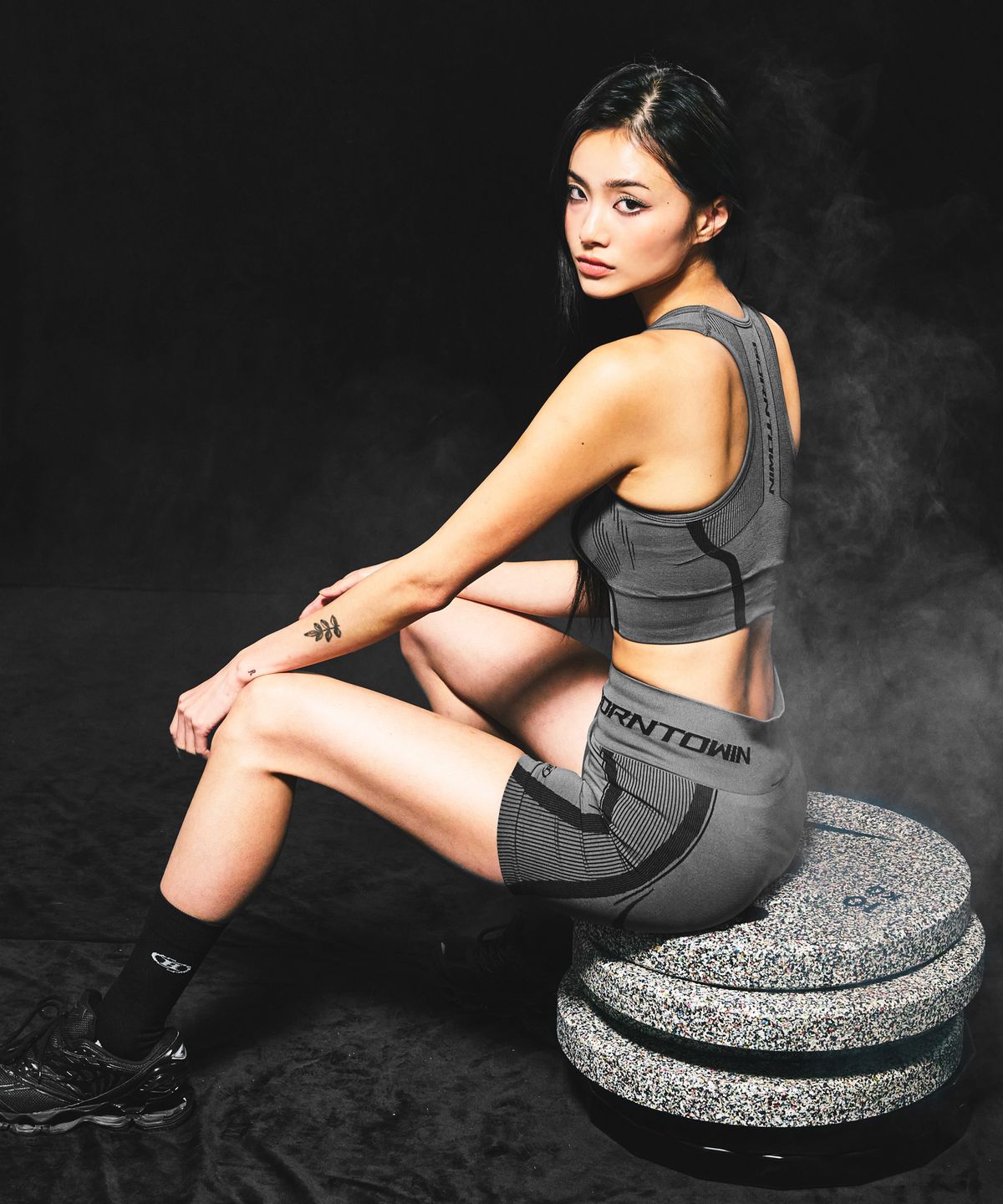 본투윈(BORN TO WIN) W SYMBOL B ECLIPSE SEAMLESS BRA TOP [CHARCOAL]