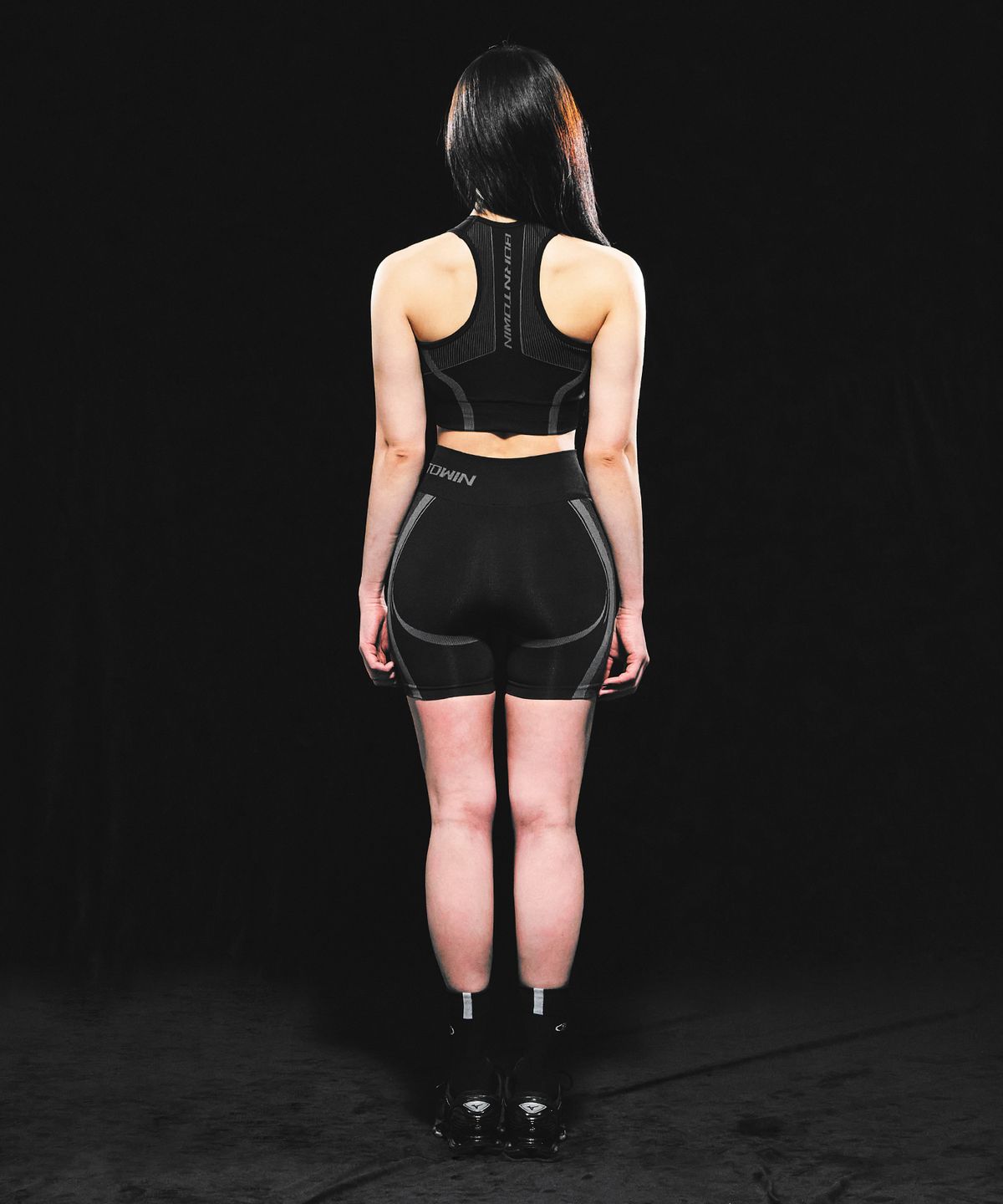 본투윈(BORN TO WIN) W SYMBOL B ECLIPSE SEAMLESS BRA TOP [BLACK]