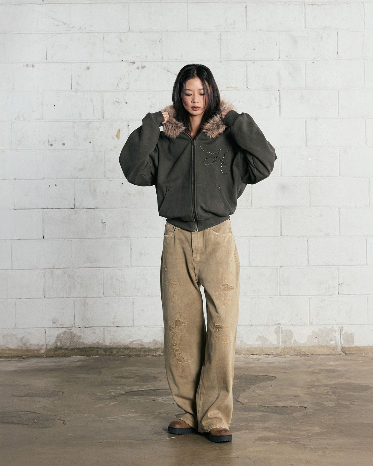 노 엑스트라 터치(NO EXTRA TOUCH) Vintage Fur-Trim Two-Tone Hoodie Zip-up (Khaki) / 25WTJP002KH
