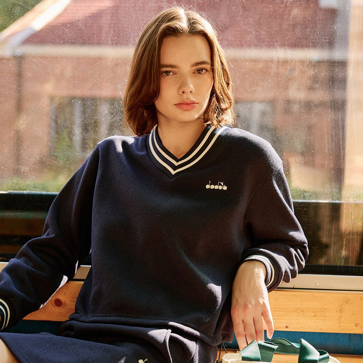디아도라(diadora) 브러쉬드 코지 브이넥 맨투맨 우먼 NAVY