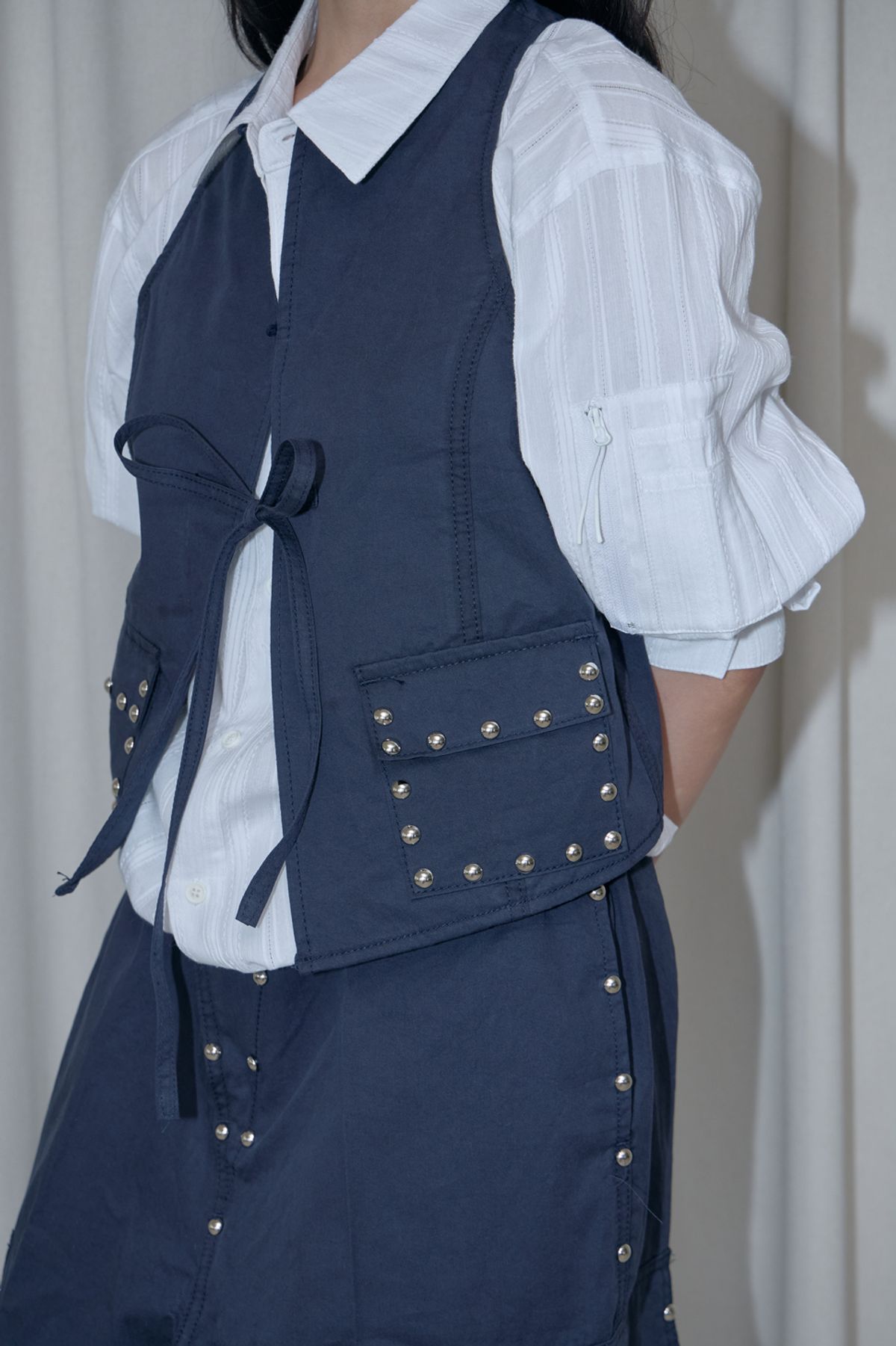 어텐즈(ATTENDS) Studded Vest (Navy)