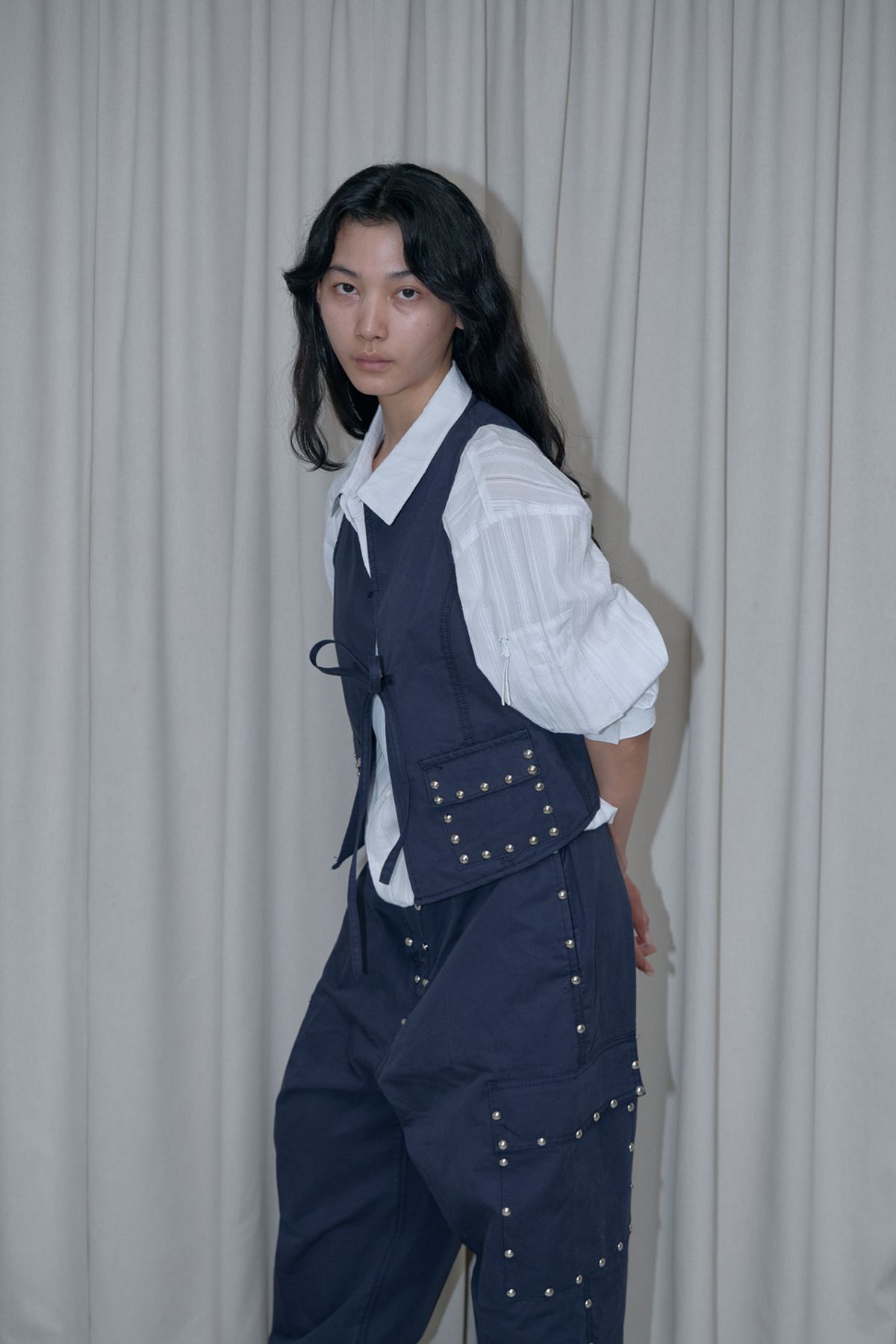 어텐즈(ATTENDS) Studded Vest (Navy)
