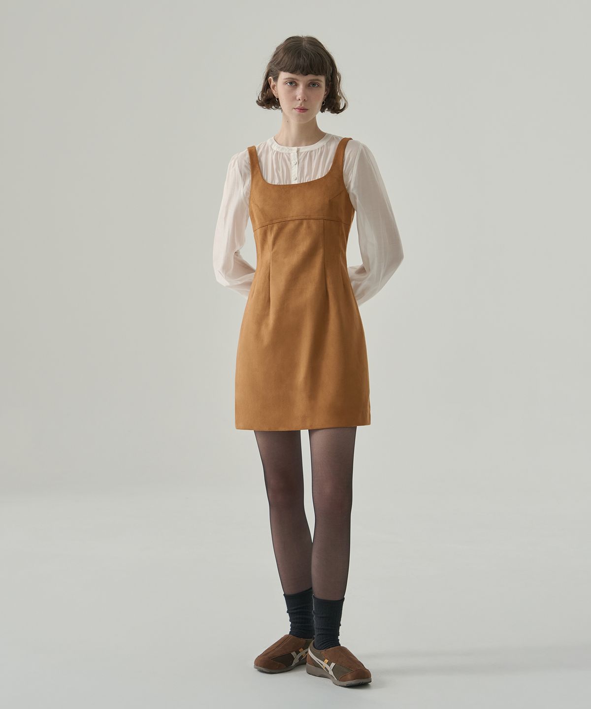 드로우핏 우먼(DRAWFIT WOMEN) 스웨이드 스퀘어넥 슬리브리스 미니 원피스 [CAMEL]