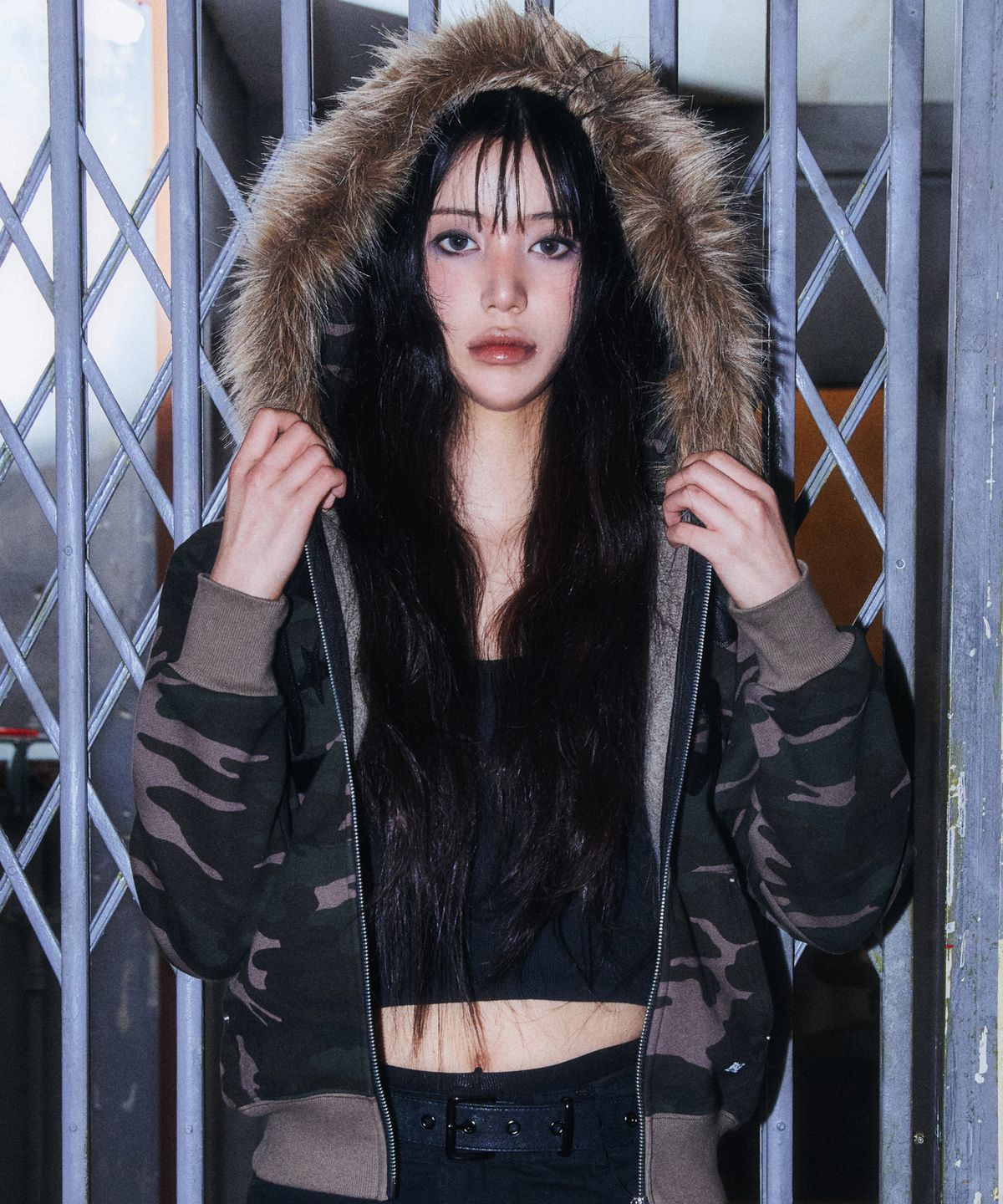 드렁크텍스트(DRUNKTXT) [Woman] Pleather Patch Fur Zip-Up Hoodie Camo