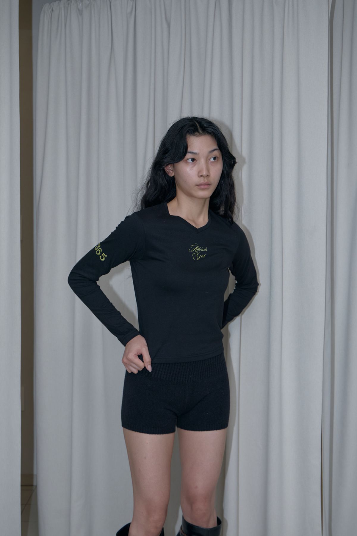 어텐즈(ATTENDS) Mama tee shirt (Black)