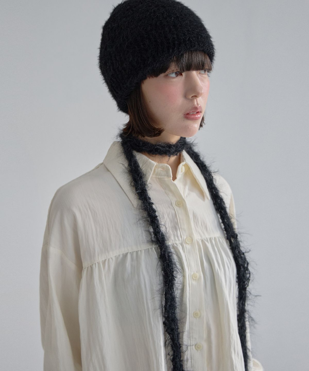 무아르모아(MOIREMOA) Airy Knit String Scarf-black