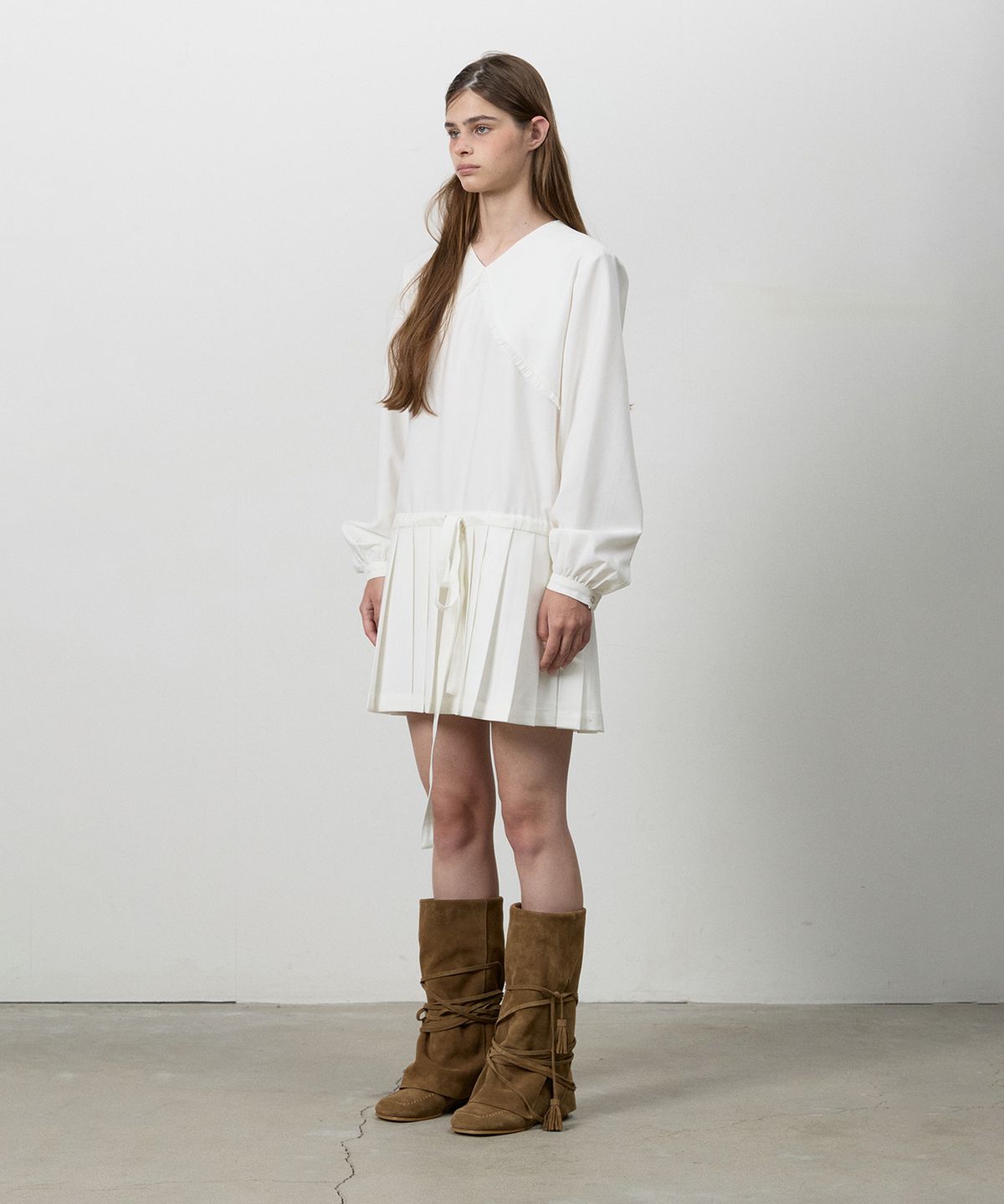 쓰리투에이티(THREE TO EIGHTY) PLEATS RIBBON DRESS WHITE