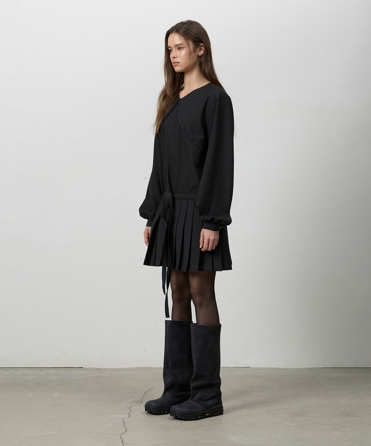 쓰리투에이티(THREE TO EIGHTY) PLEATS RIBBON DRESS BLACK