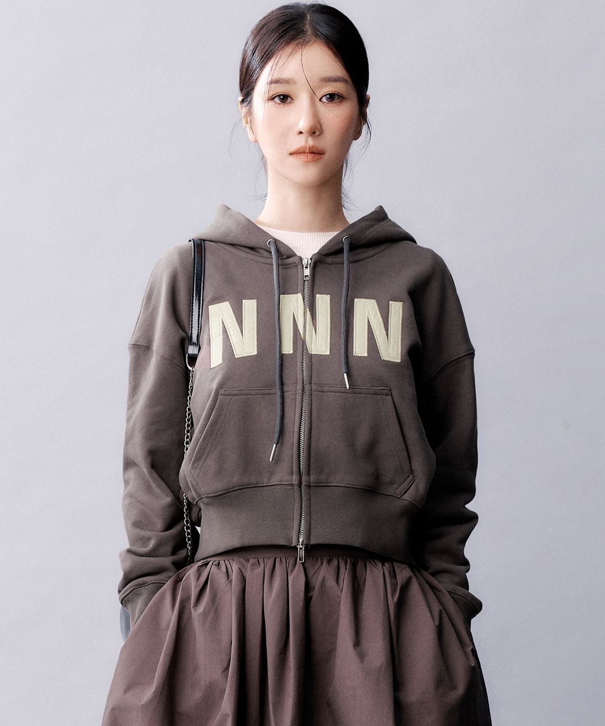 닉앤니콜(NICK&NICOLE) NNN PATCH CROP HOOD ZIP UP_BROWN