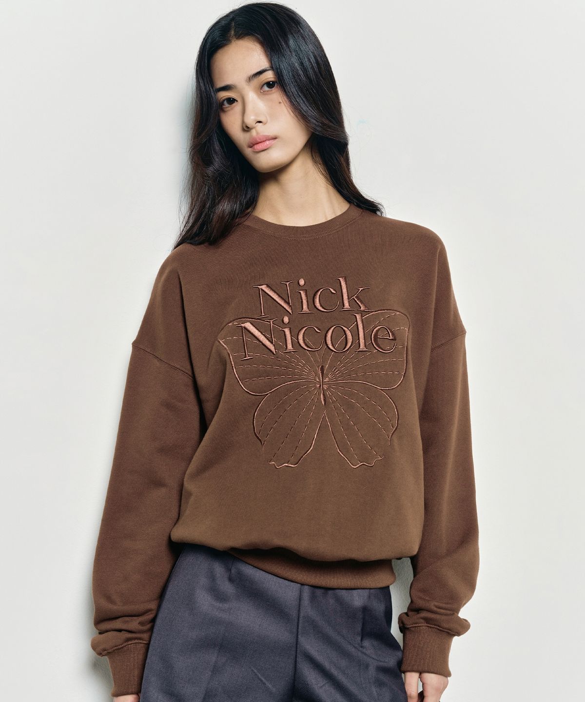 닉앤니콜(NICK&NICOLE) VOLUME BUTTERFLY SIGNATURE SWEATSHIRT_BROWN