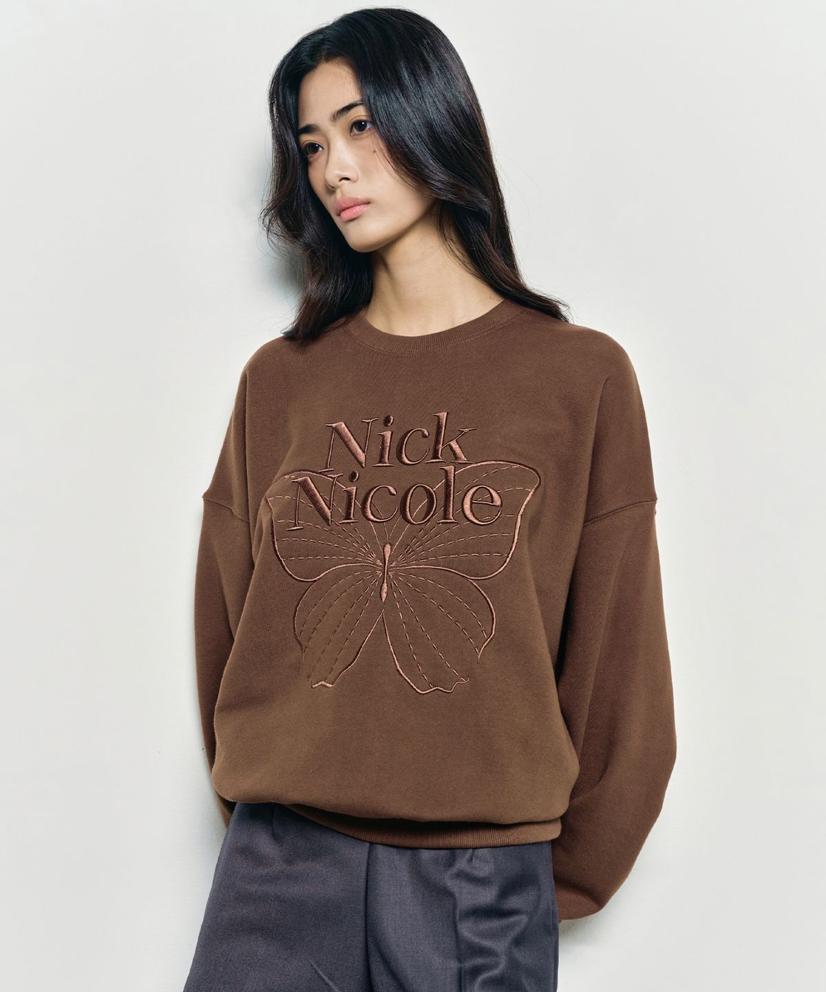 닉앤니콜(NICK&NICOLE) VOLUME BUTTERFLY SIGNATURE SWEATSHIRT_BROWN