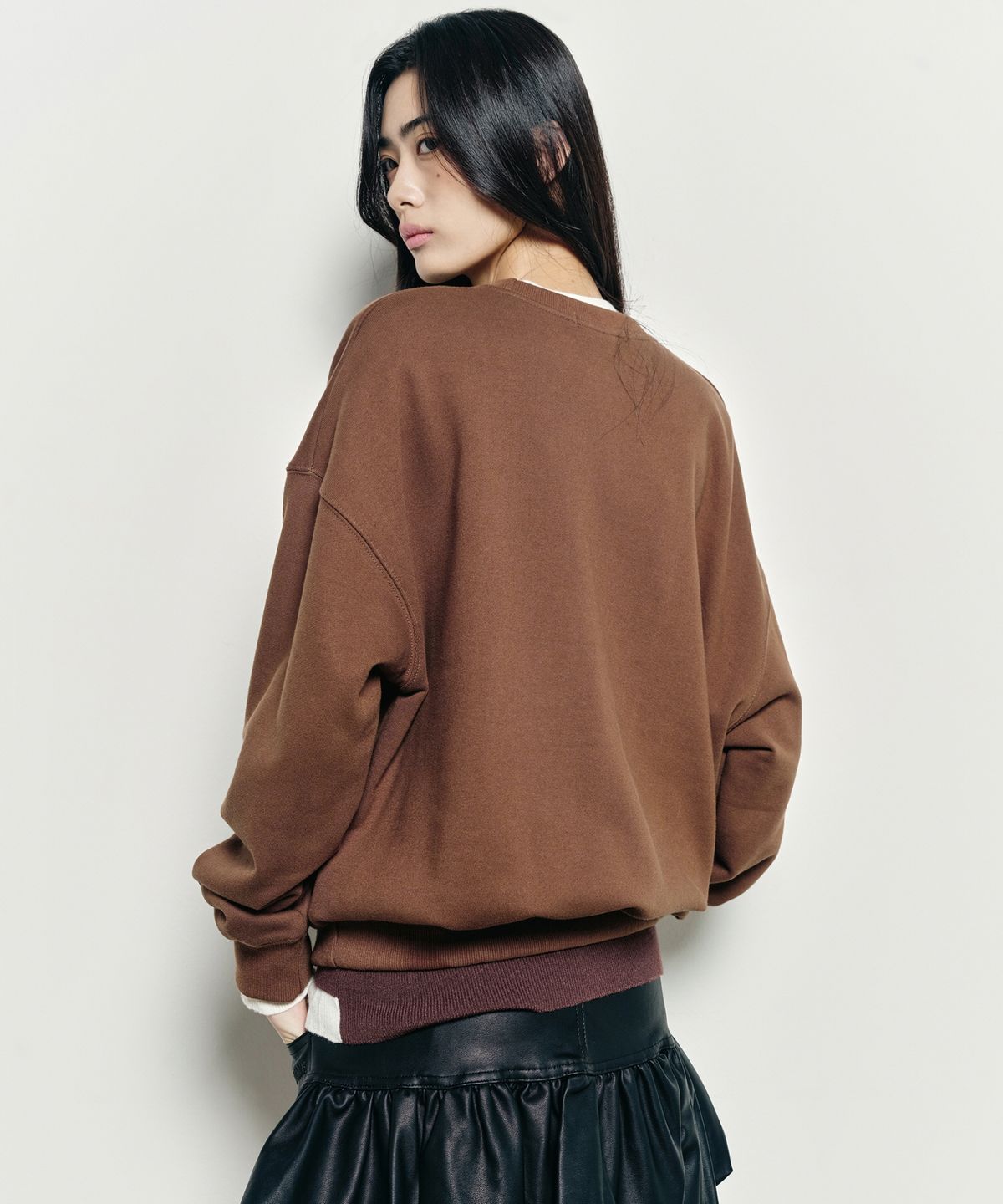 닉앤니콜(NICK&NICOLE) VOLUME BUTTERFLY SIGNATURE SWEATSHIRT_BROWN CREAM