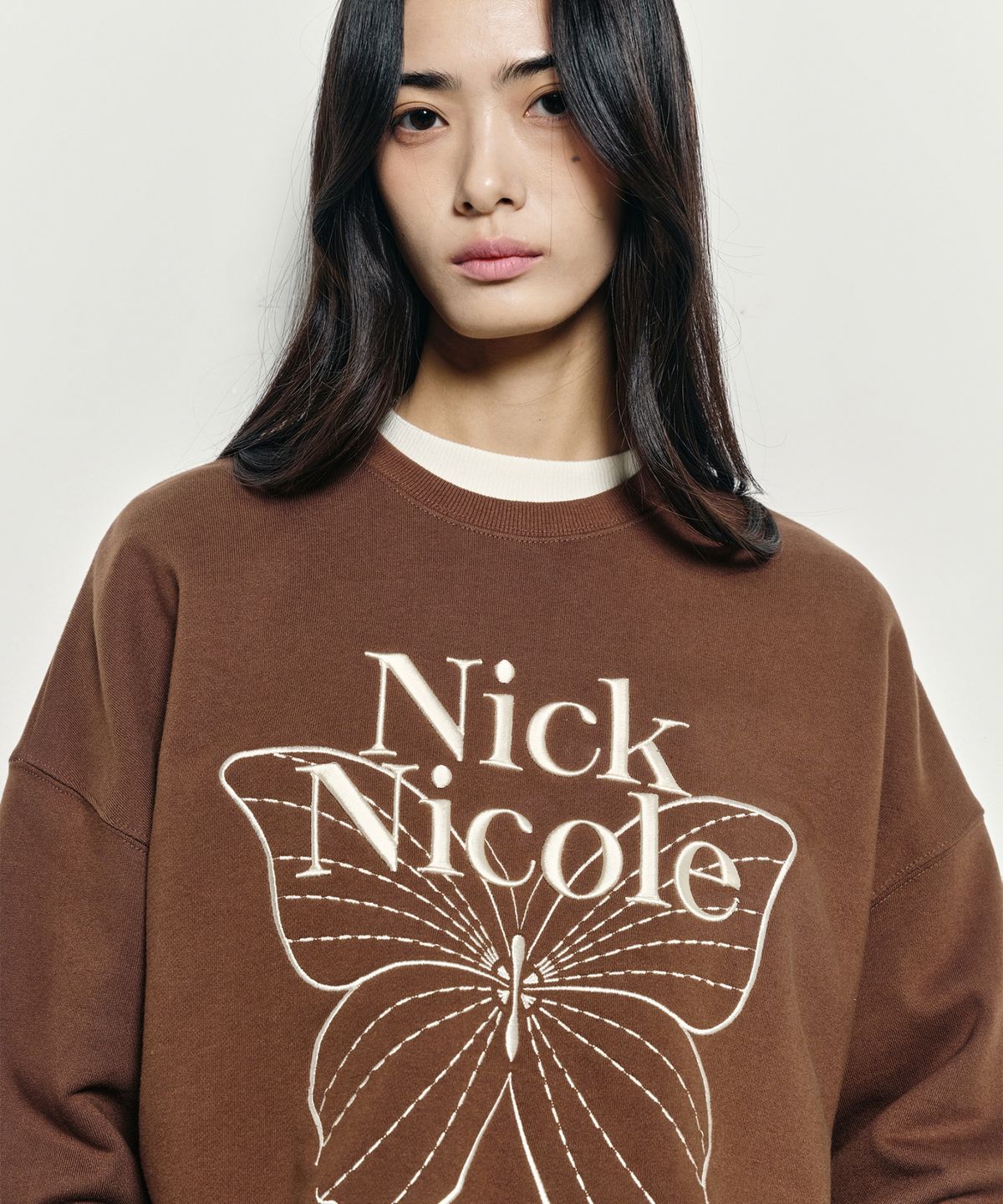 닉앤니콜(NICK&NICOLE) VOLUME BUTTERFLY SIGNATURE SWEATSHIRT_BROWN CREAM