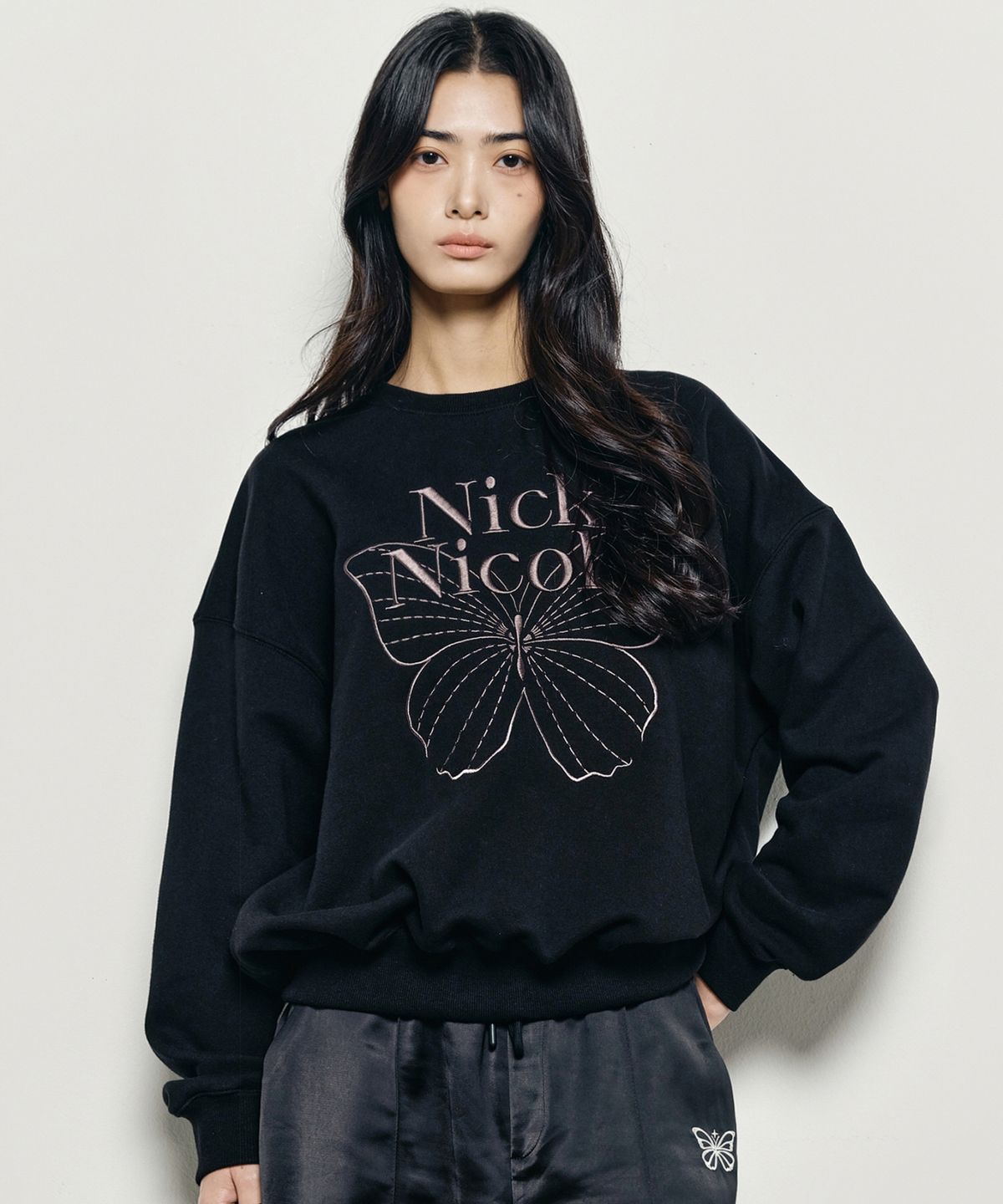 닉앤니콜(NICK&NICOLE) VOLUME BUTTERFLY SIGNATURE SWEATSHIRT_BLACK CHARCOAL