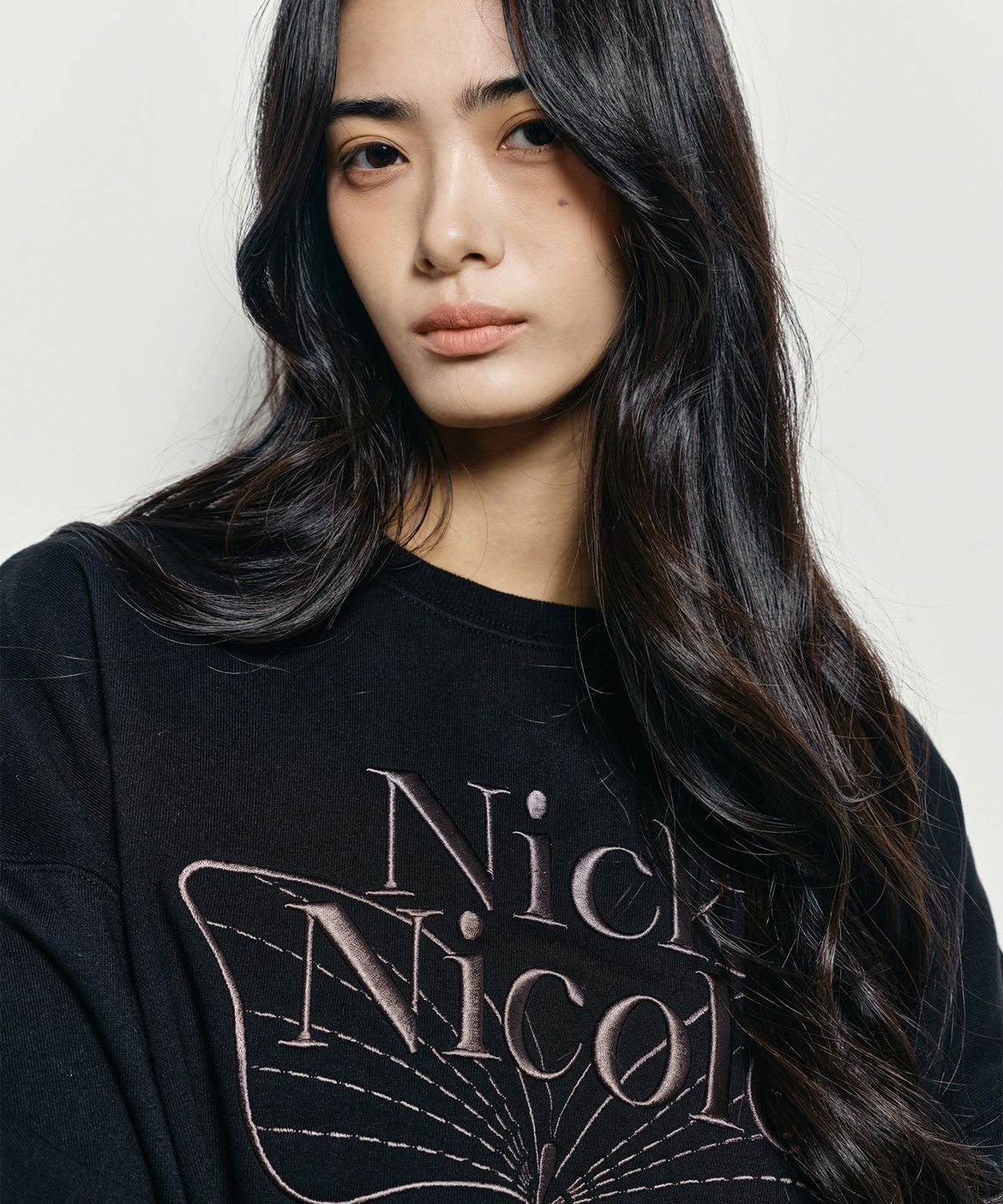 닉앤니콜(NICK&NICOLE) VOLUME BUTTERFLY SIGNATURE SWEATSHIRT_BLACK CHARCOAL