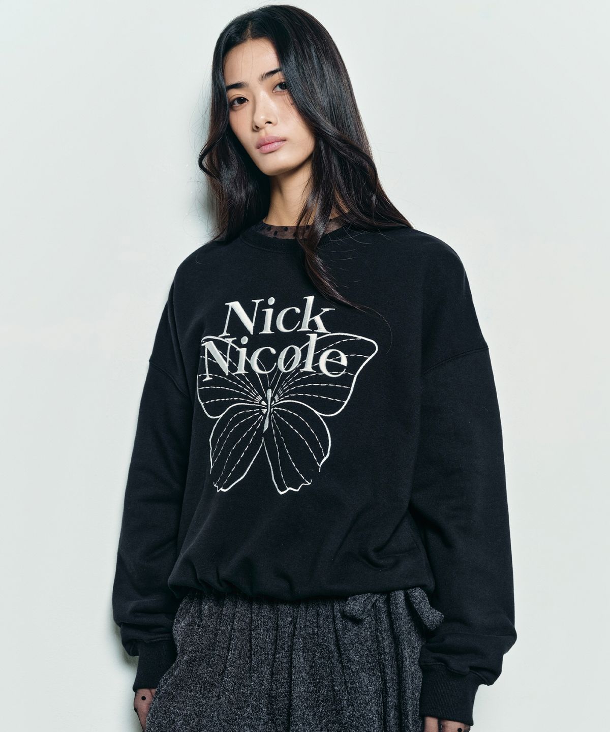 닉앤니콜(NICK&NICOLE) VOLUME BUTTERFLY SIGNATURE SWEATSHIRT_BLACK WHITE