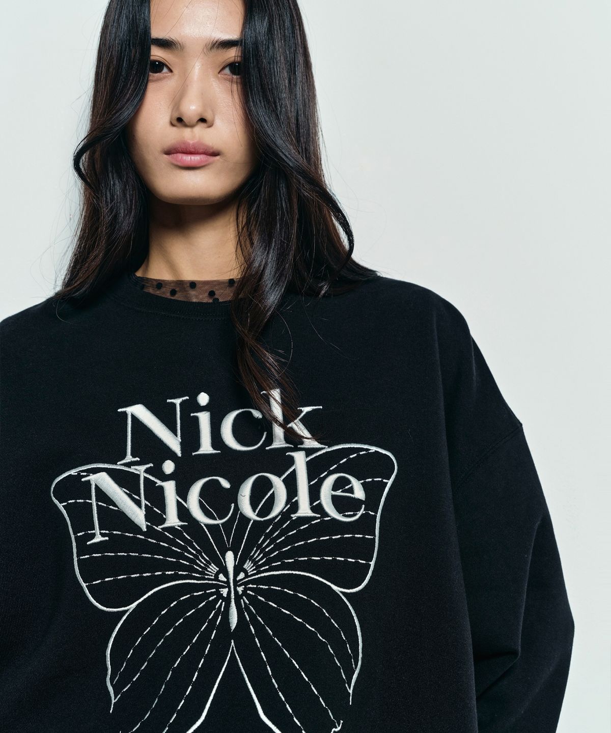닉앤니콜(NICK&NICOLE) VOLUME BUTTERFLY SIGNATURE SWEATSHIRT_BLACK WHITE