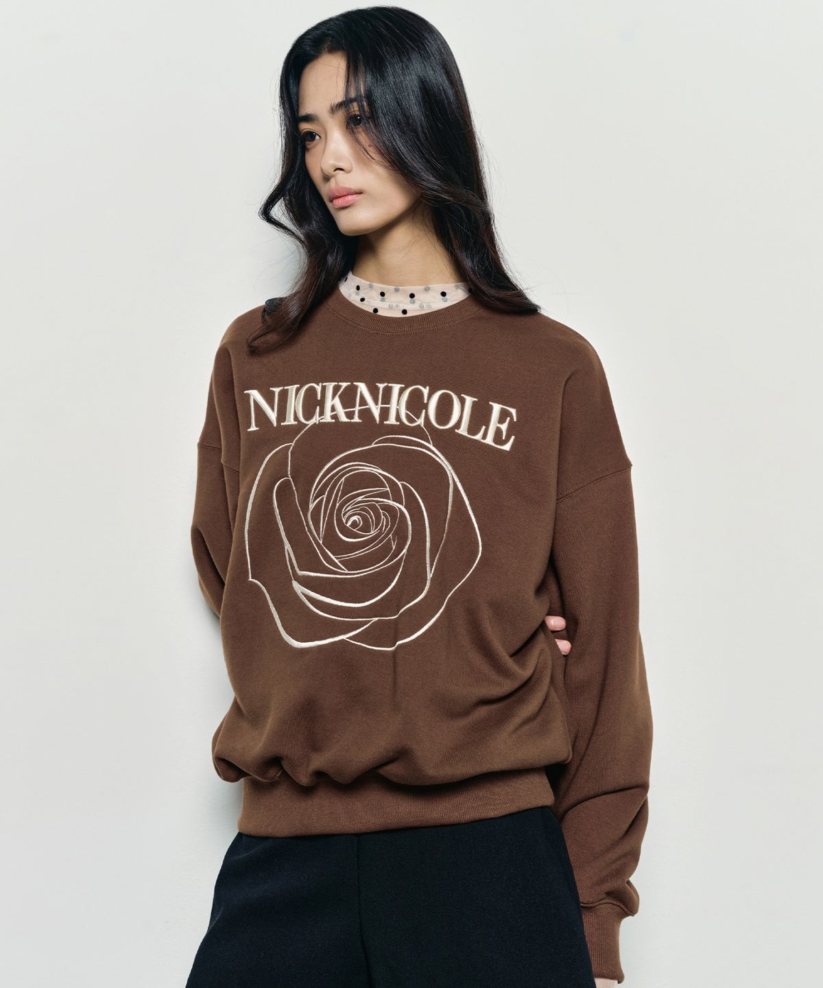닉앤니콜(NICK&NICOLE) VOLUME NICOLE ROSE SWEATSHIRT_BROWN CREAM