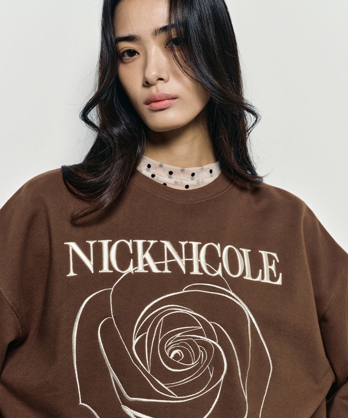 닉앤니콜(NICK&NICOLE) VOLUME NICOLE ROSE SWEATSHIRT_BROWN CREAM