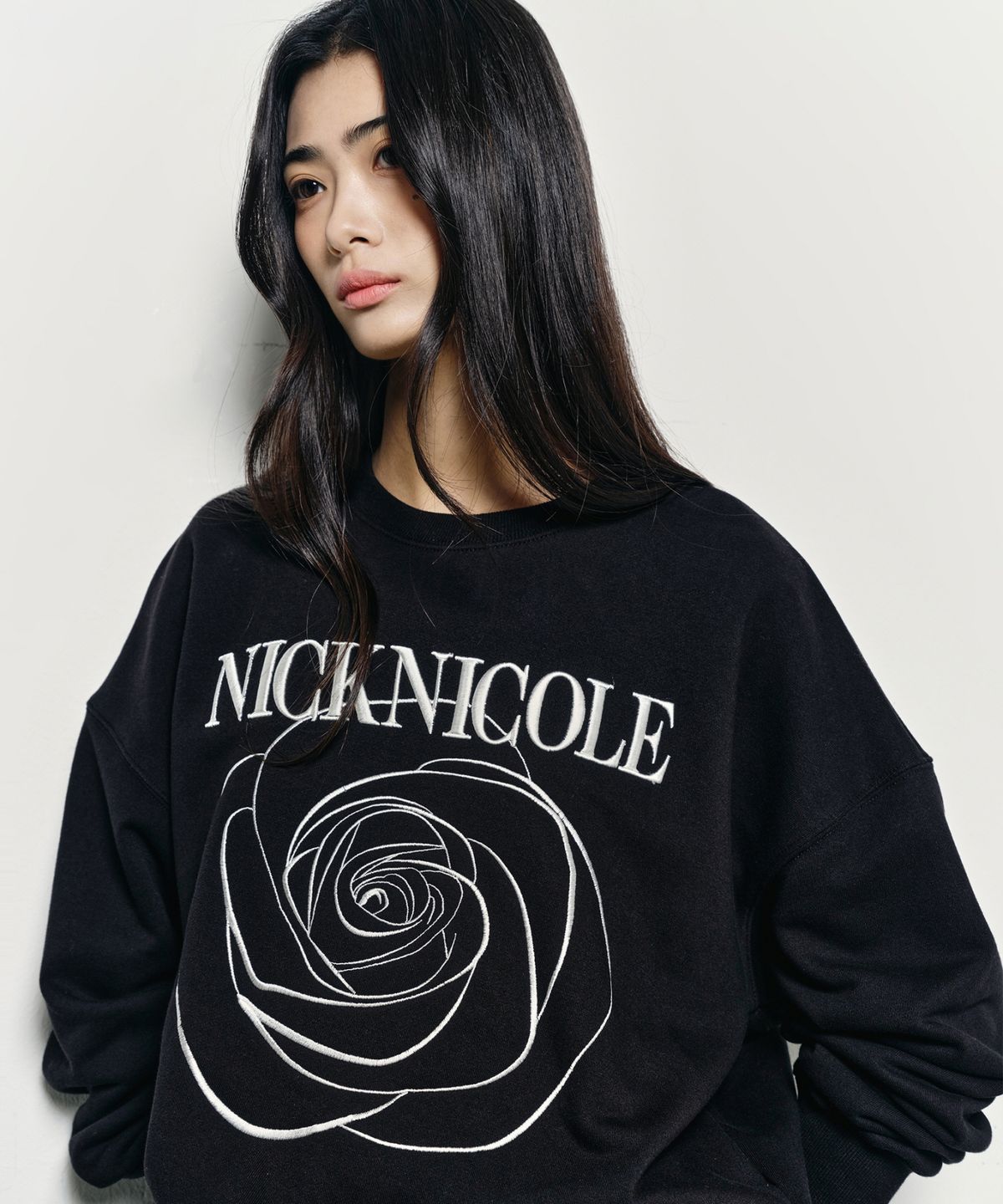 닉앤니콜(NICK&NICOLE) VOLUME NICOLE ROSE SWEATSHIRT_BLACK WHITE